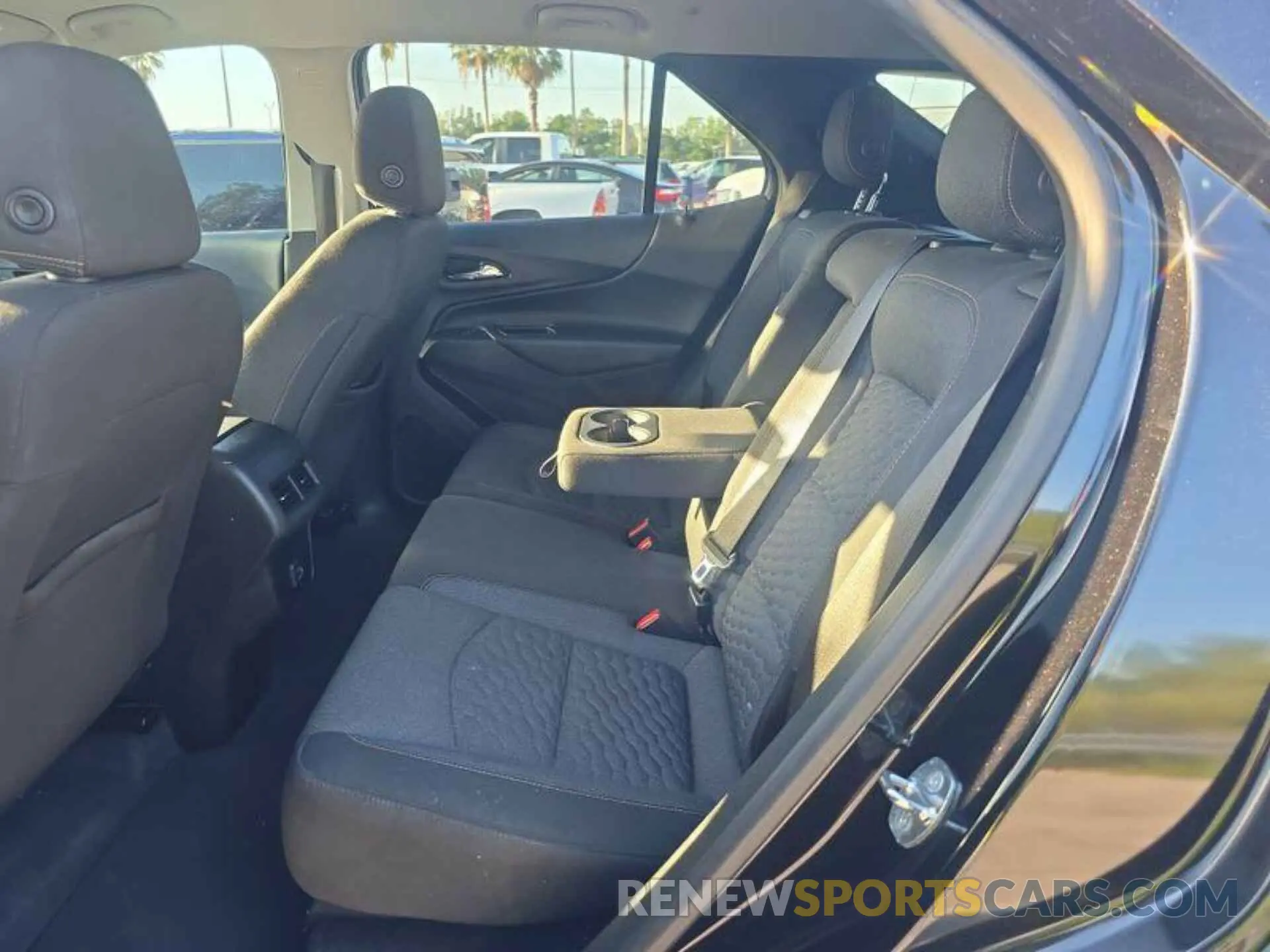 4 Photograph of a damaged car 2GNAXJEV5L6232915 CHEVROLET EQUINOX 2020