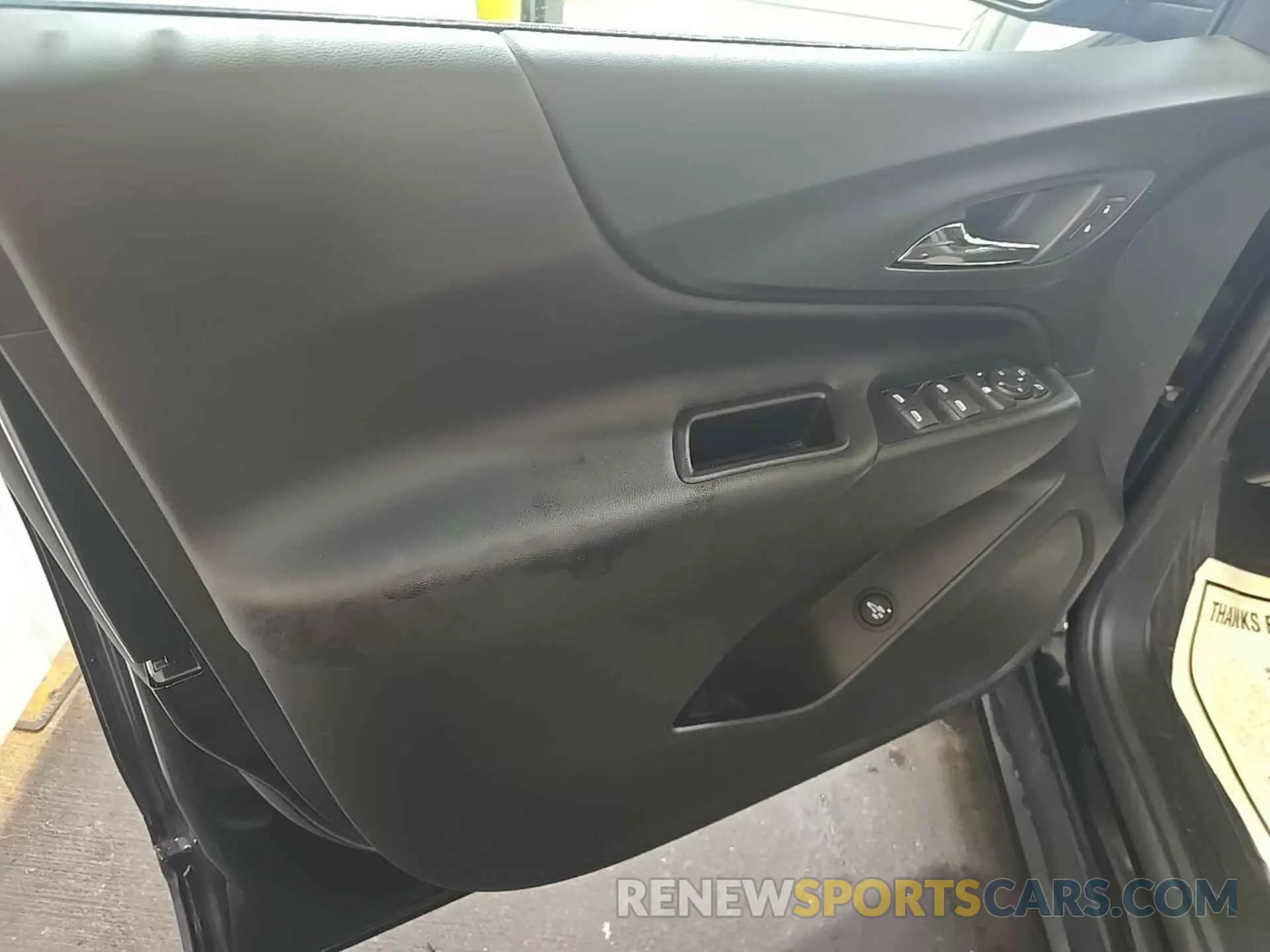 29 Photograph of a damaged car 2GNAXJEV5L6232932 CHEVROLET EQUINOX 2020