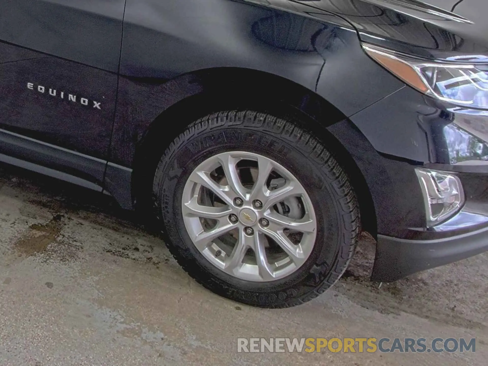 24 Photograph of a damaged car 2GNAXJEV5L6233692 CHEVROLET EQUINOX 2020