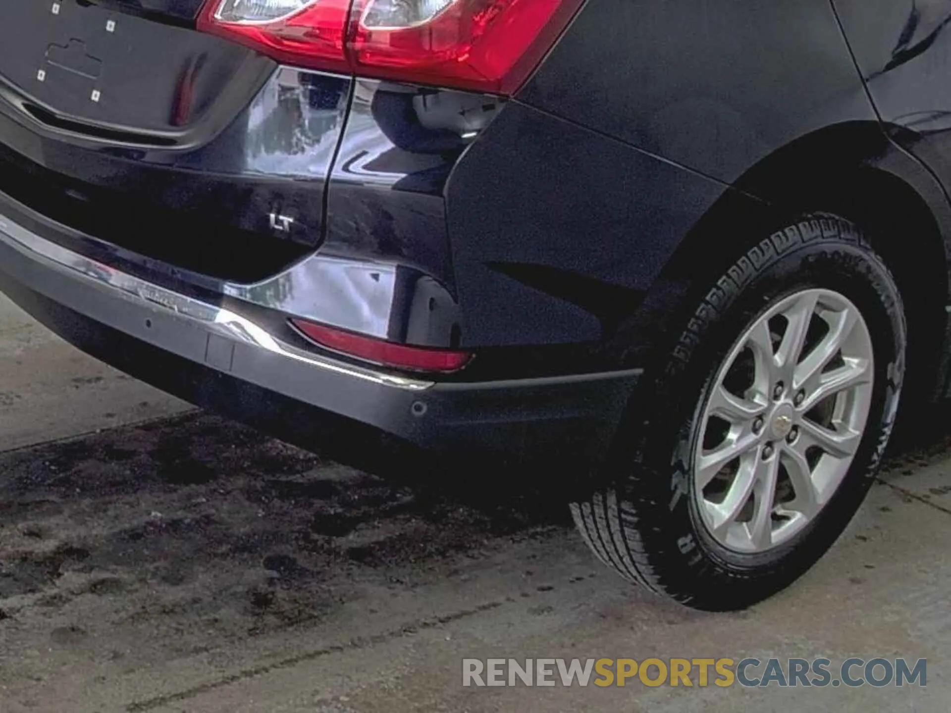 8 Photograph of a damaged car 2GNAXJEV5L6233692 CHEVROLET EQUINOX 2020