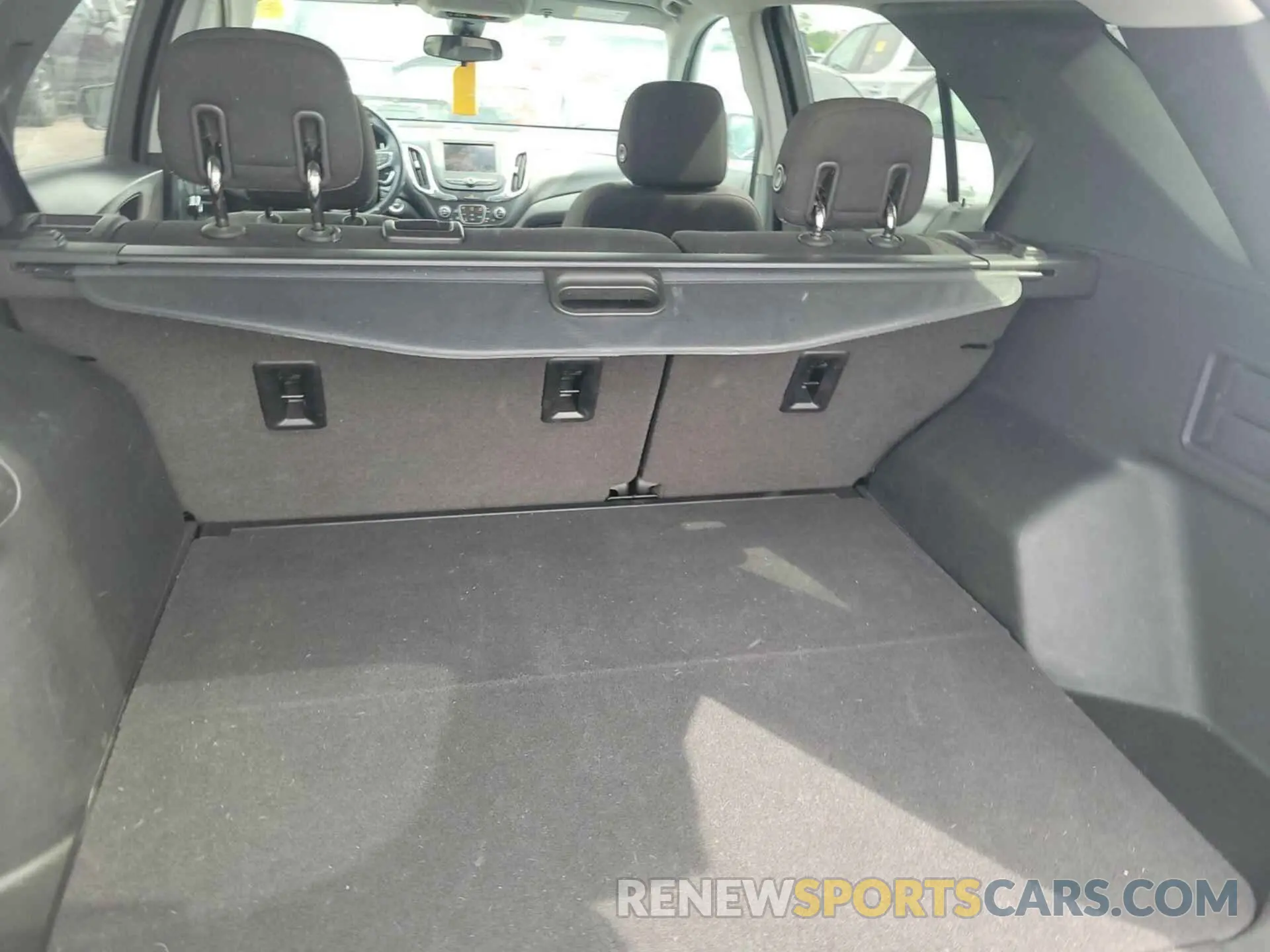 18 Photograph of a damaged car 2GNAXJEV6L6156203 CHEVROLET EQUINOX 2020