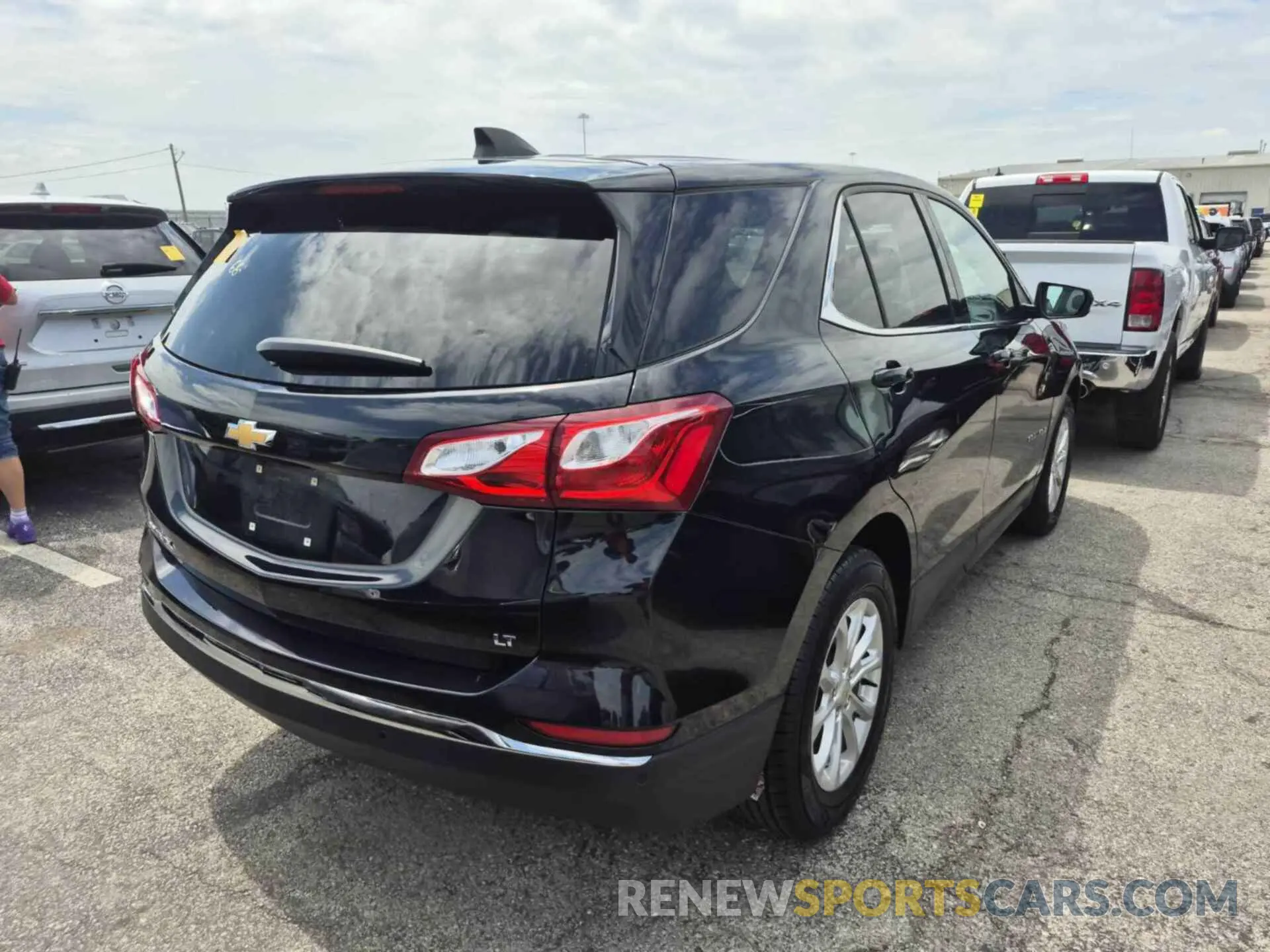 32 Photograph of a damaged car 2GNAXJEV6L6156203 CHEVROLET EQUINOX 2020
