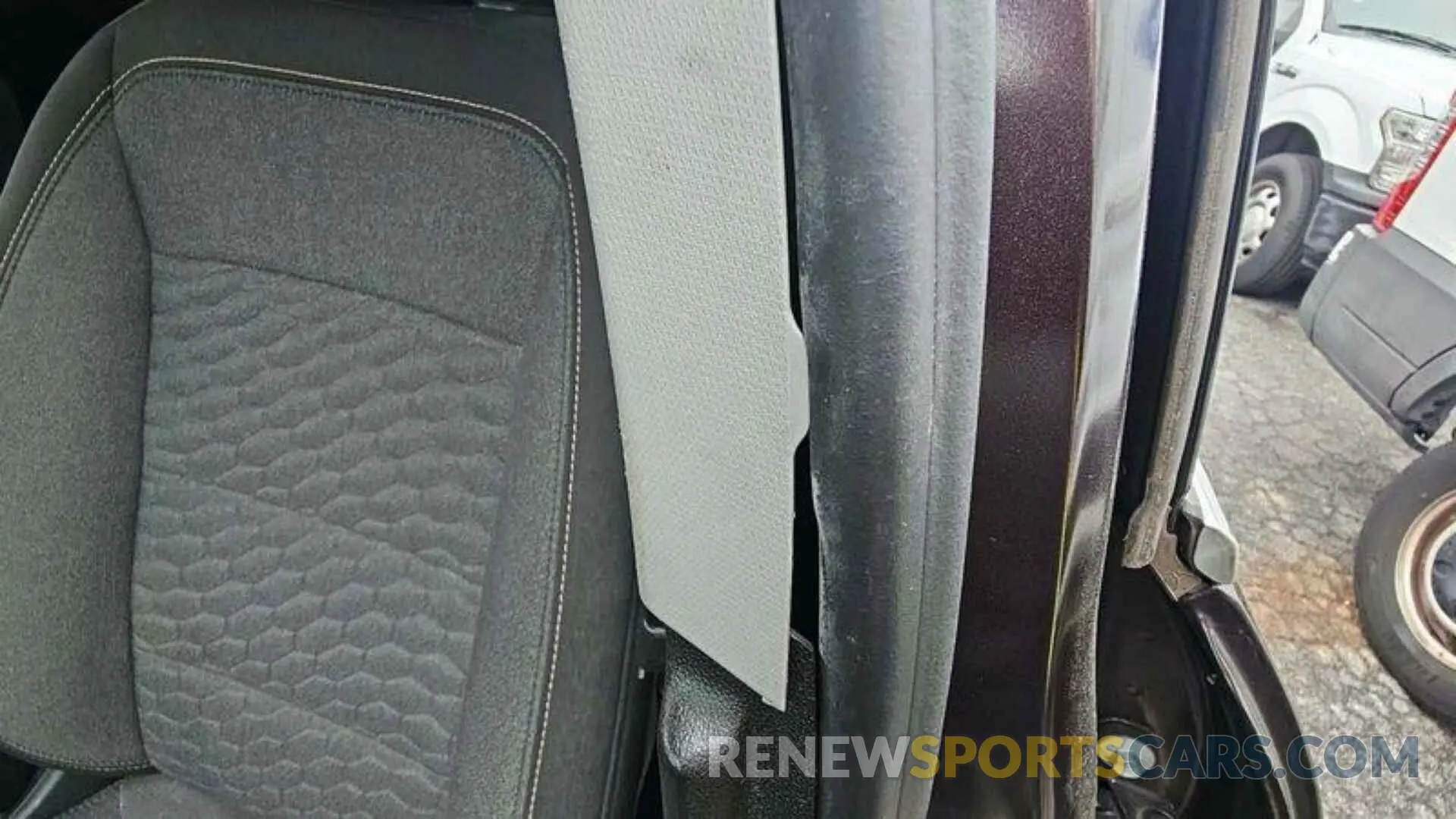 11 Photograph of a damaged car 2GNAXJEV6L6176001 CHEVROLET EQUINOX 2020