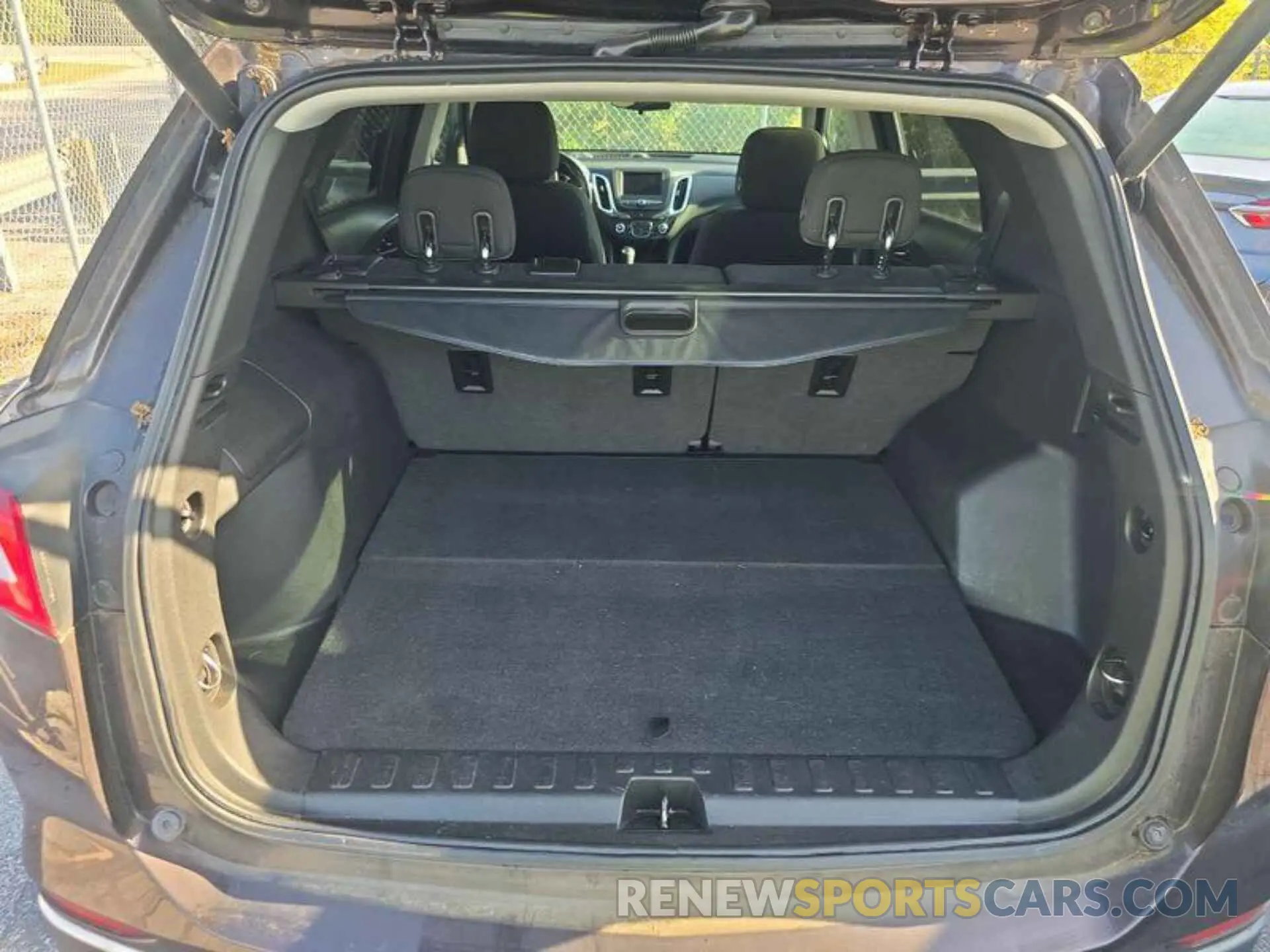 4 Photograph of a damaged car 2GNAXJEV6L6176001 CHEVROLET EQUINOX 2020