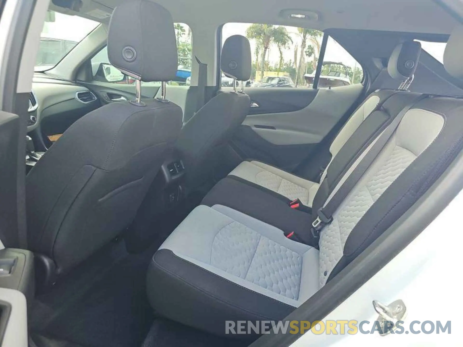 10 Photograph of a damaged car 2GNAXJEV6L6240022 CHEVROLET EQUINOX 2020