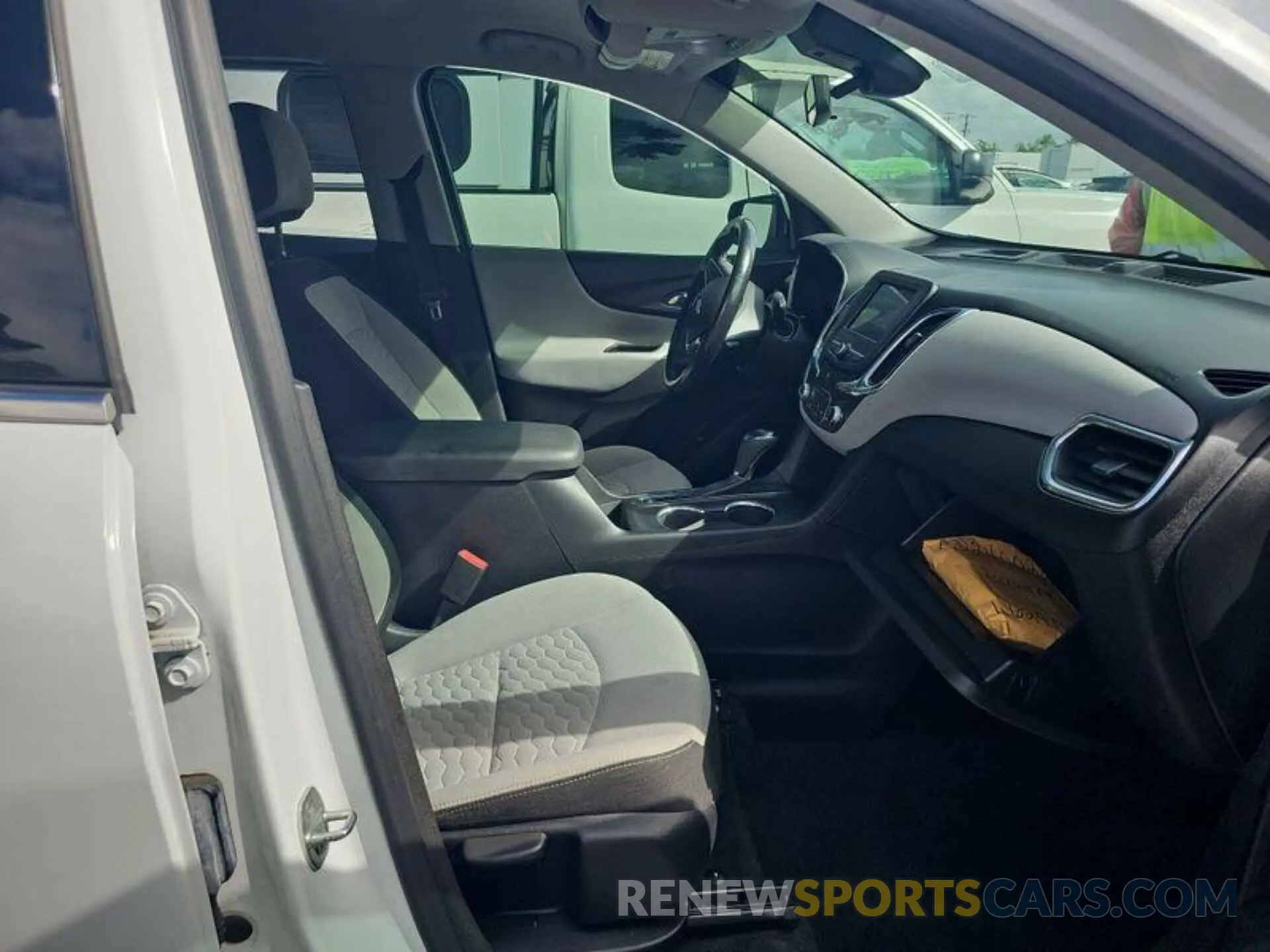 16 Photograph of a damaged car 2GNAXJEV6L6240022 CHEVROLET EQUINOX 2020