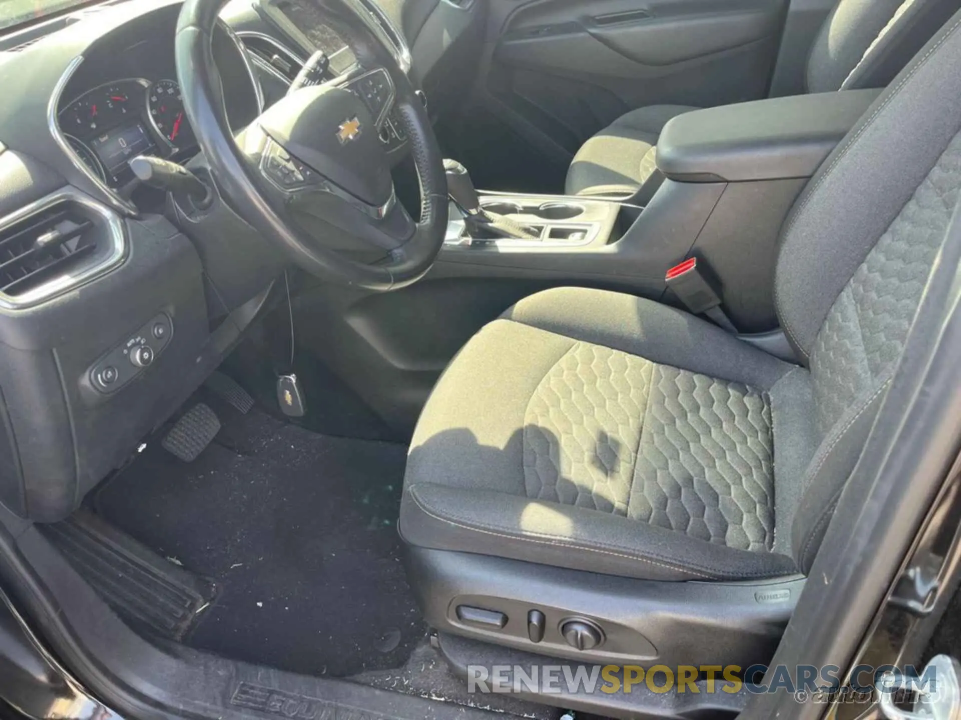 6 Photograph of a damaged car 2GNAXJEV6L6243700 CHEVROLET EQUINOX 2020
