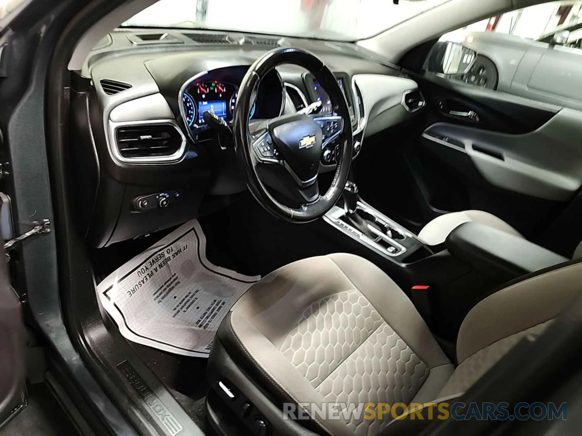 24 Photograph of a damaged car 2GNAXJEV7L6151527 CHEVROLET EQUINOX 2020