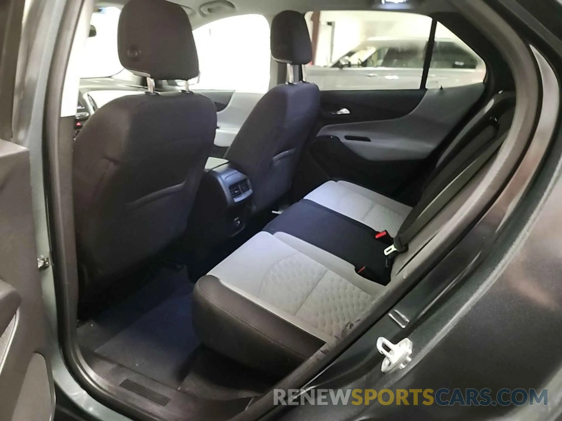 5 Photograph of a damaged car 2GNAXJEV7L6151527 CHEVROLET EQUINOX 2020