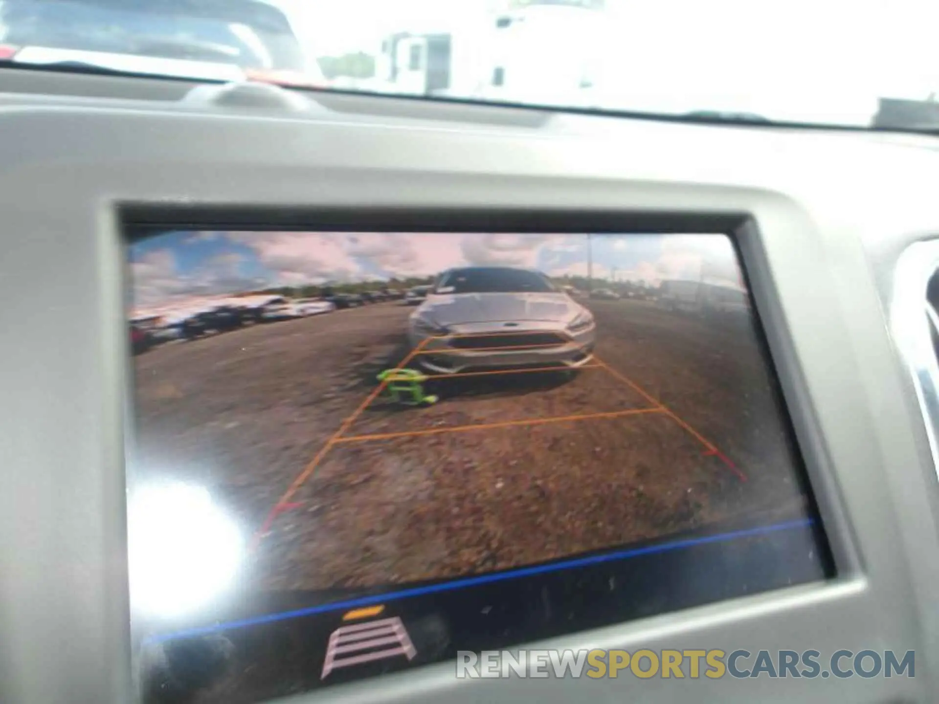 4 Photograph of a damaged car 2GNAXJEV7L6156887 CHEVROLET EQUINOX 2020