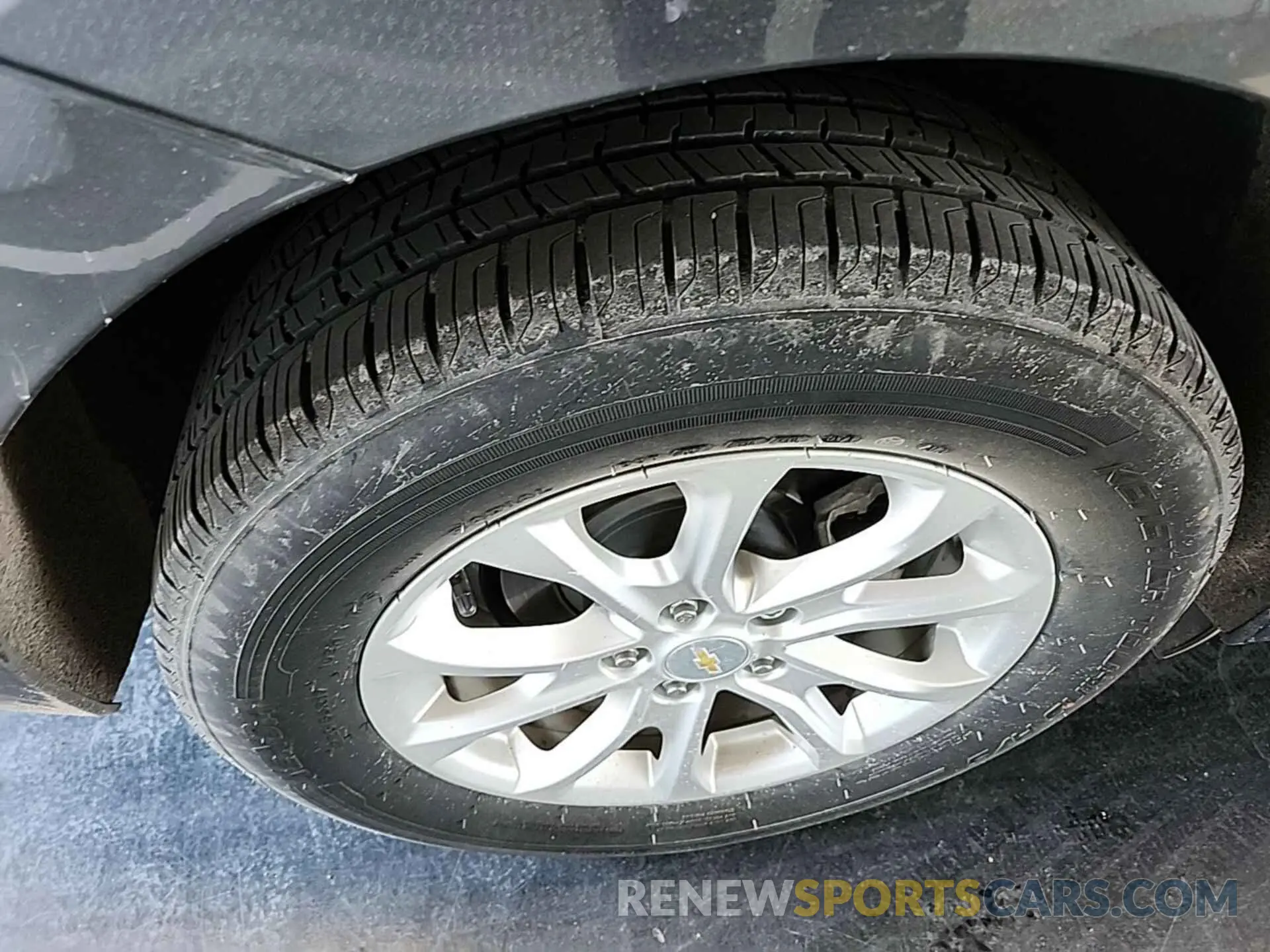 24 Photograph of a damaged car 2GNAXJEV7L6157473 CHEVROLET EQUINOX 2020