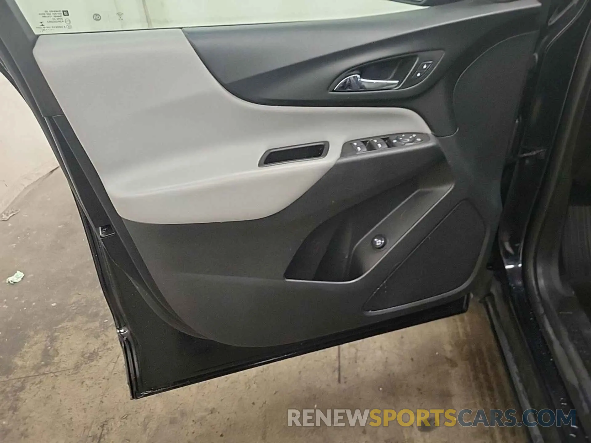 24 Photograph of a damaged car 2GNAXJEV7L6237226 CHEVROLET EQUINOX 2020