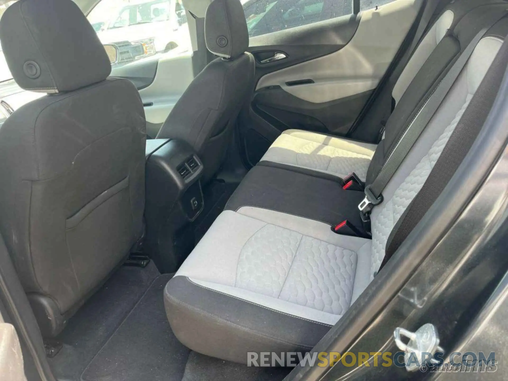 6 Photograph of a damaged car 2GNAXJEV7L6262384 CHEVROLET EQUINOX 2020