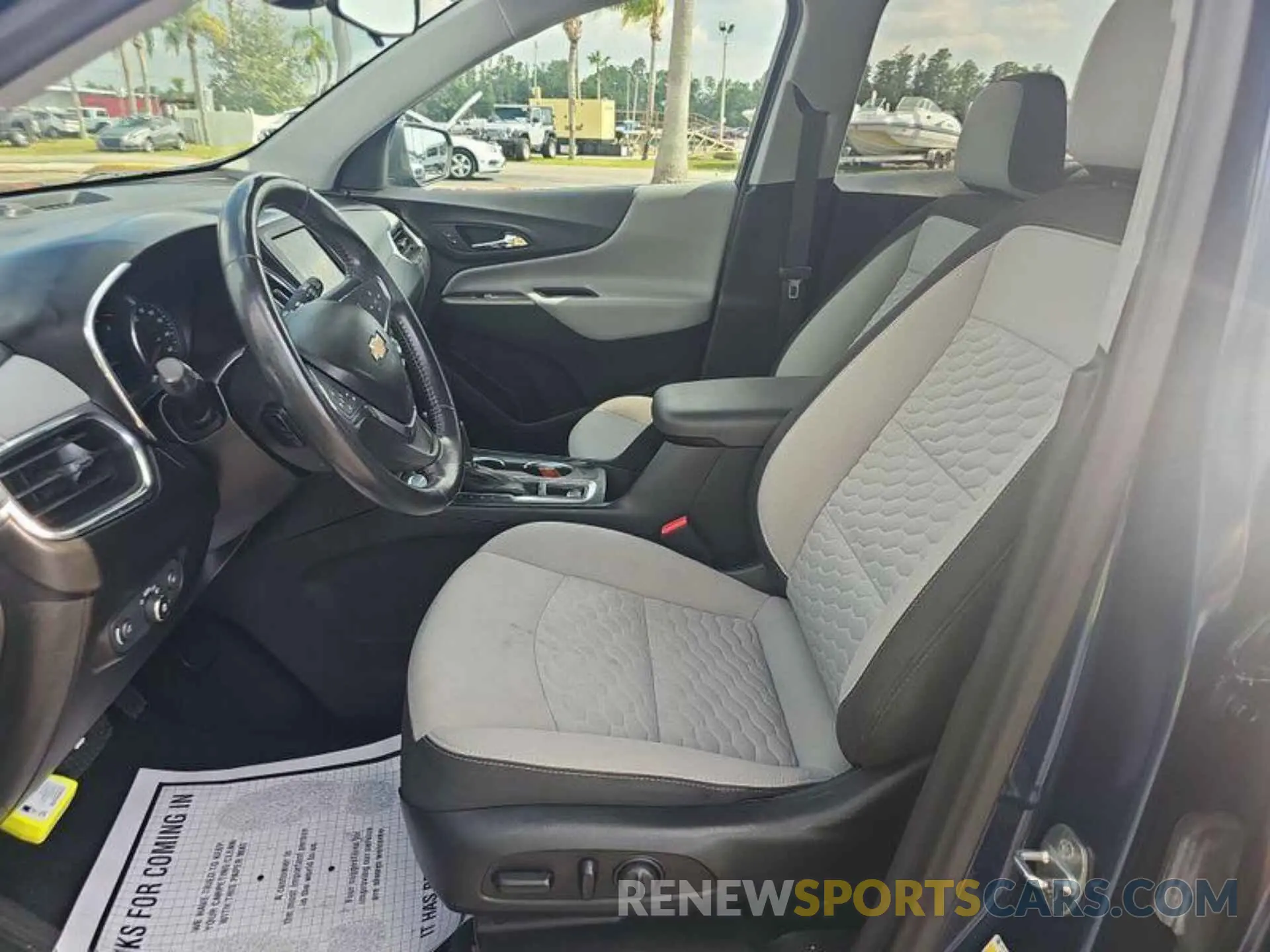 7 Photograph of a damaged car 2GNAXJEV8L6157403 CHEVROLET EQUINOX 2020