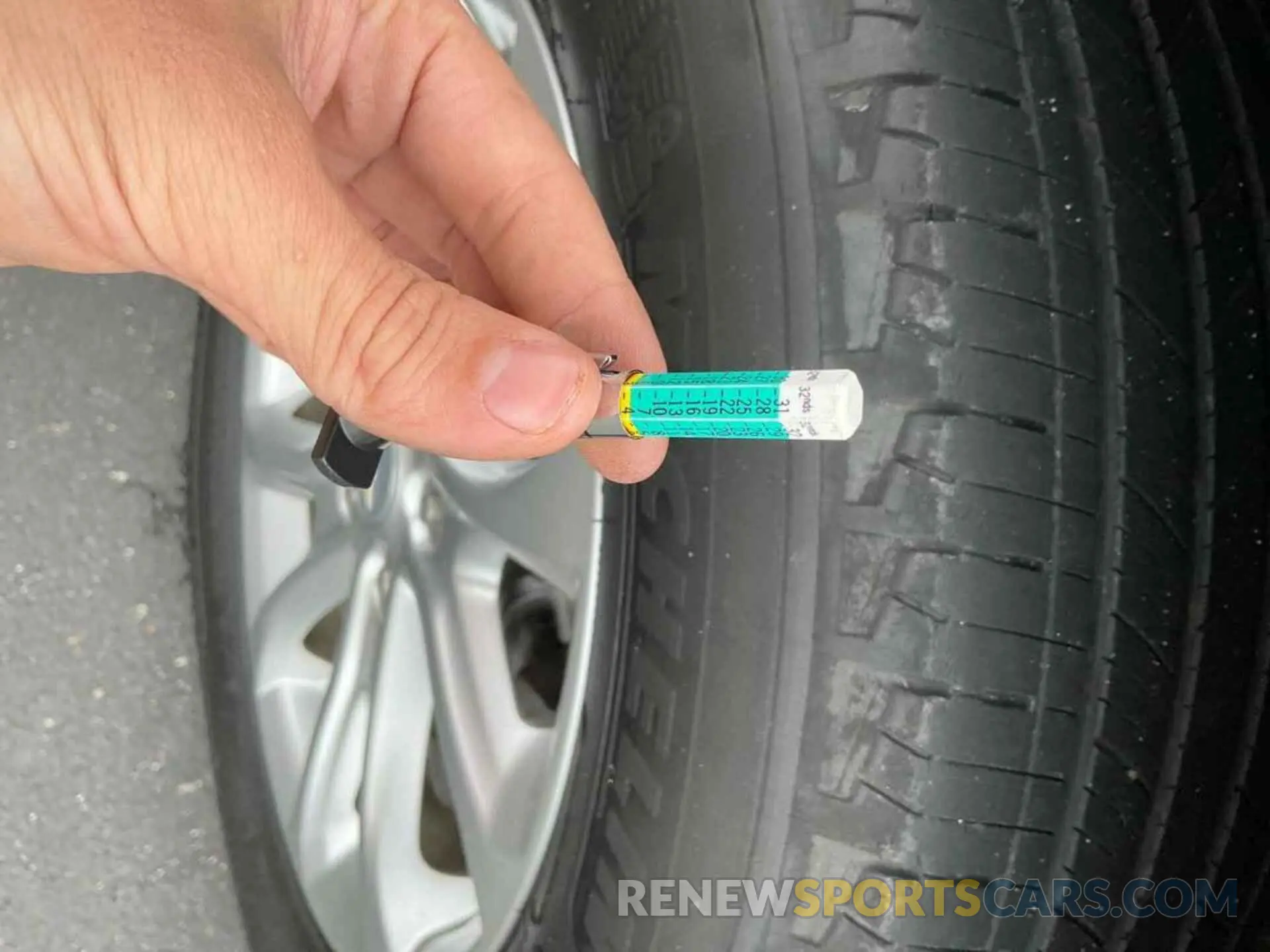 19 Photograph of a damaged car 2GNAXJEV8L6231046 CHEVROLET EQUINOX 2020
