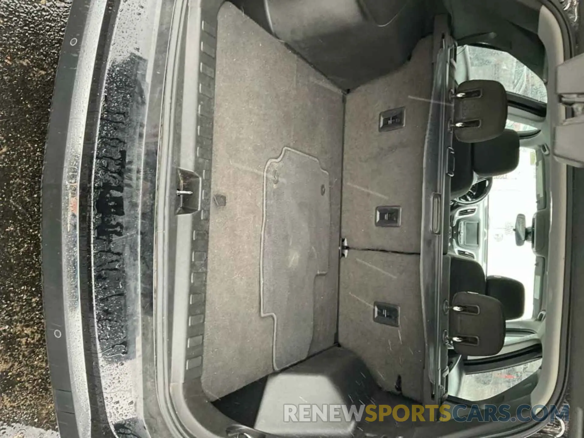 28 Photograph of a damaged car 2GNAXJEV8L6231046 CHEVROLET EQUINOX 2020