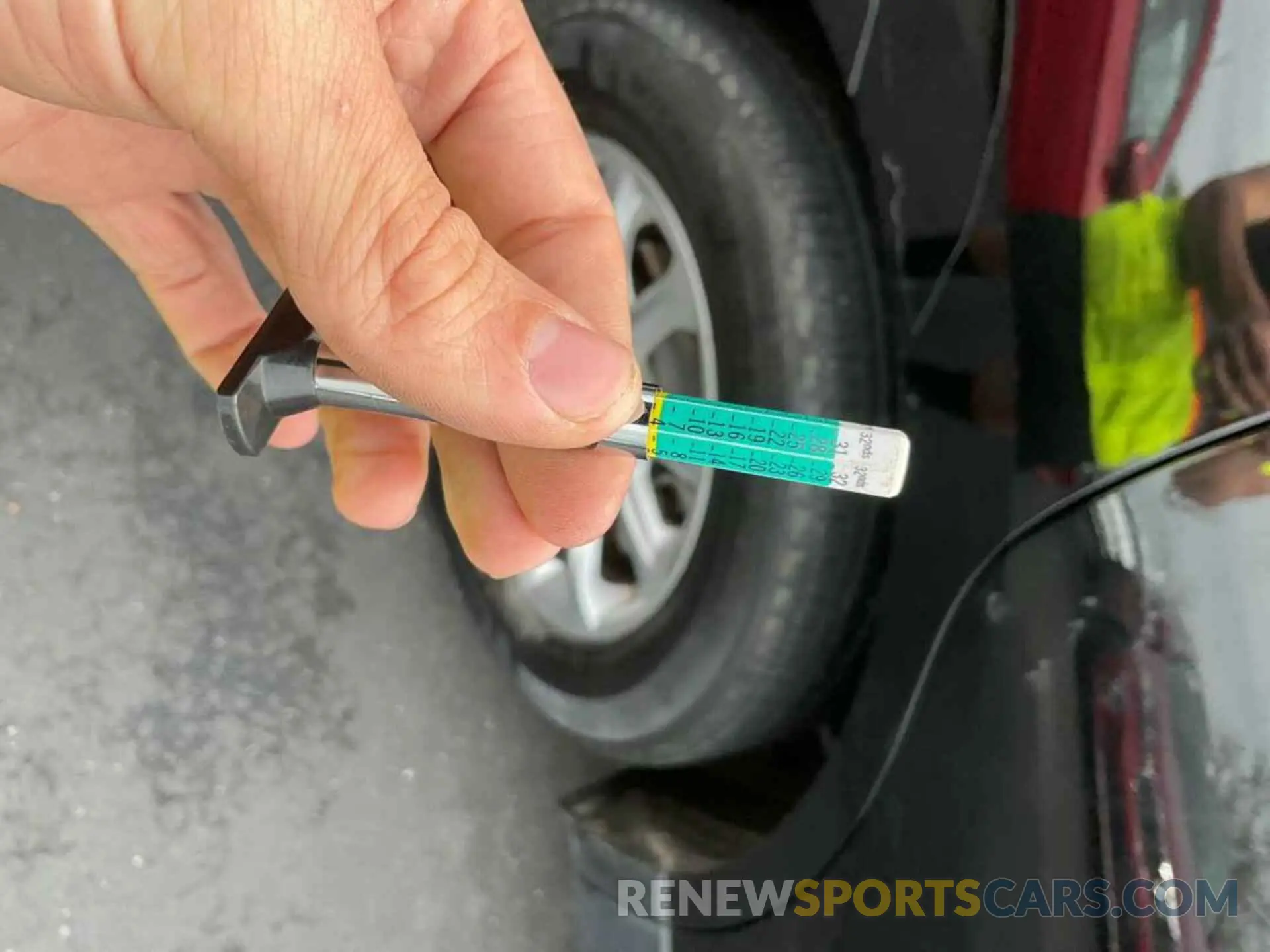 32 Photograph of a damaged car 2GNAXJEV8L6231046 CHEVROLET EQUINOX 2020