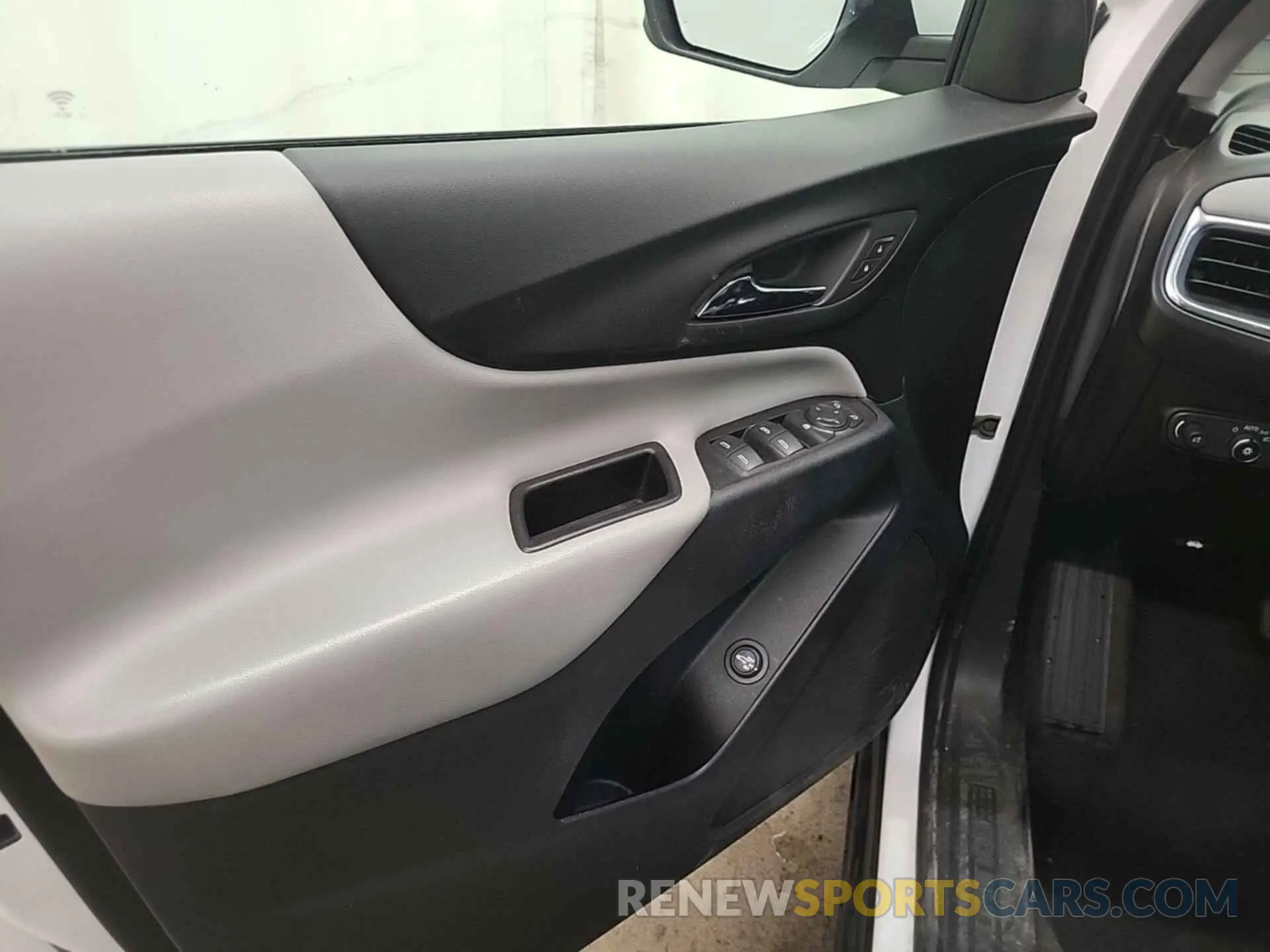 17 Photograph of a damaged car 2GNAXJEV8L6233511 CHEVROLET EQUINOX 2020