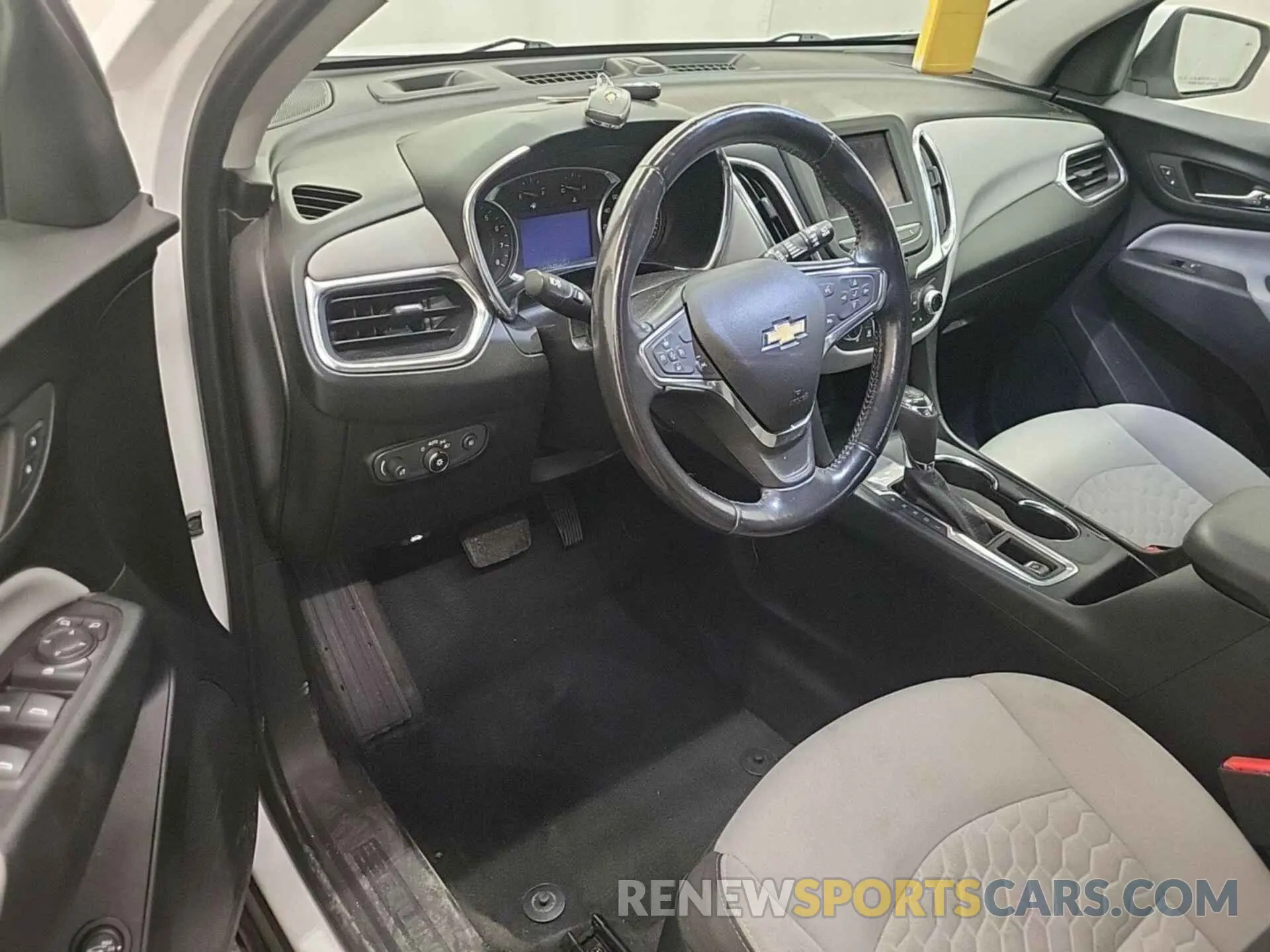 30 Photograph of a damaged car 2GNAXJEV8L6233511 CHEVROLET EQUINOX 2020
