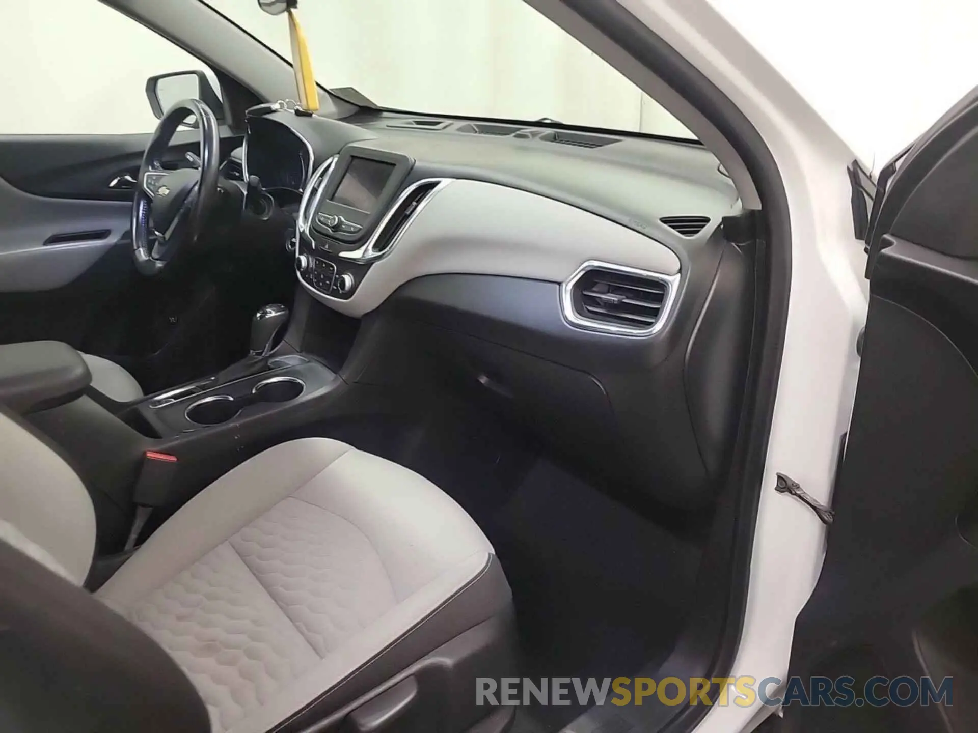 9 Photograph of a damaged car 2GNAXJEV8L6233511 CHEVROLET EQUINOX 2020