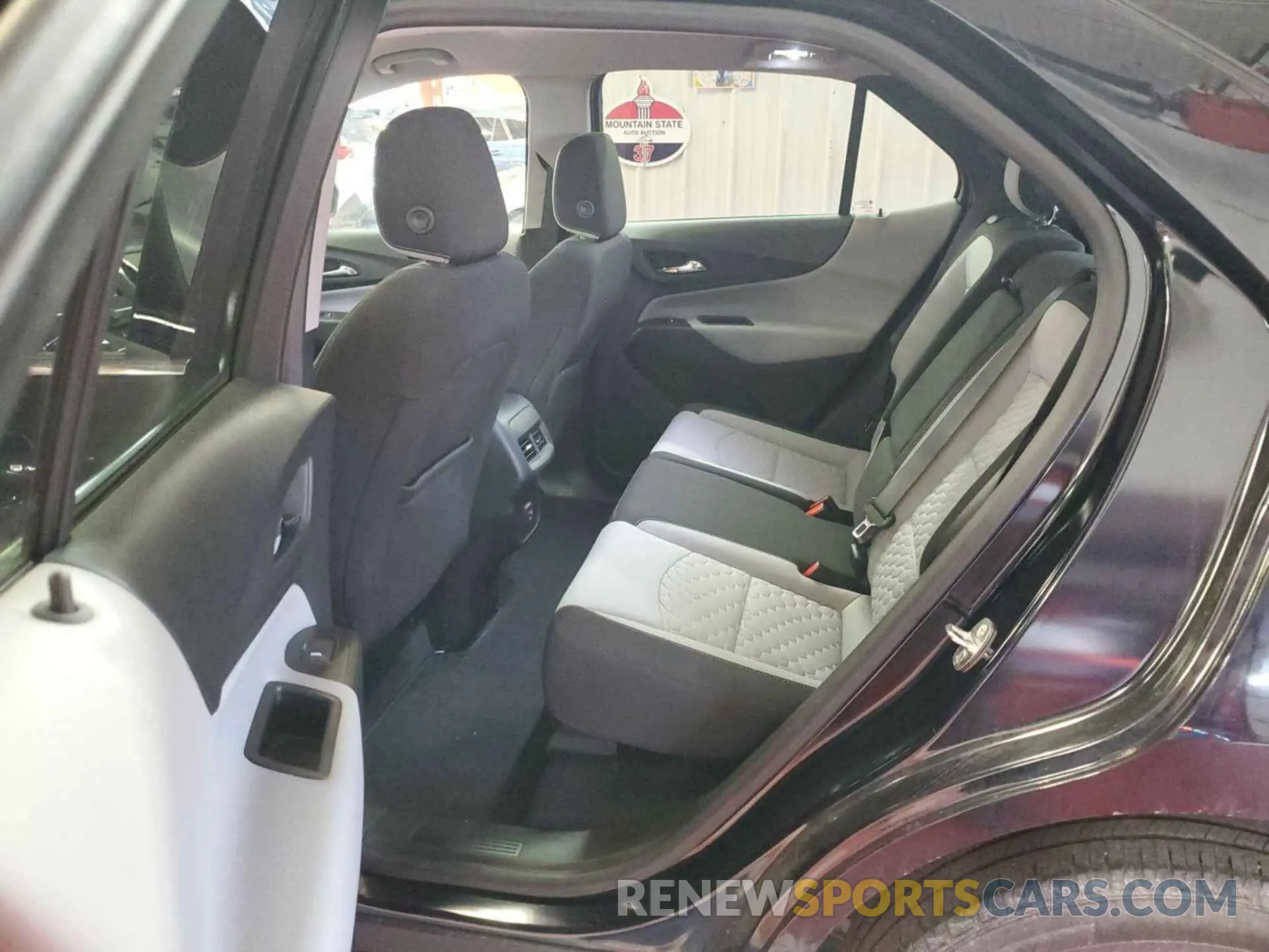24 Photograph of a damaged car 2GNAXJEV8L6233525 CHEVROLET EQUINOX 2020