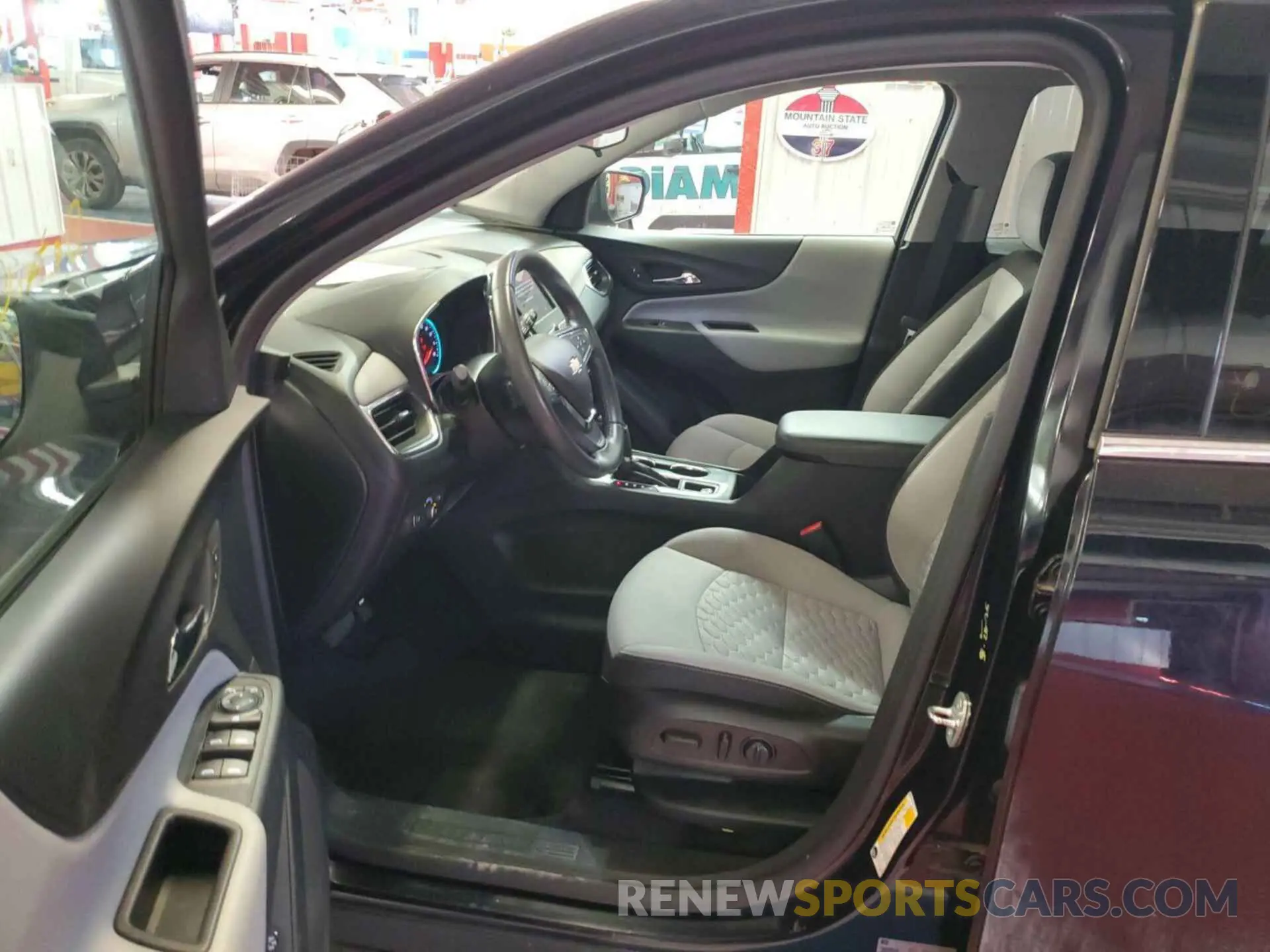 25 Photograph of a damaged car 2GNAXJEV8L6233525 CHEVROLET EQUINOX 2020
