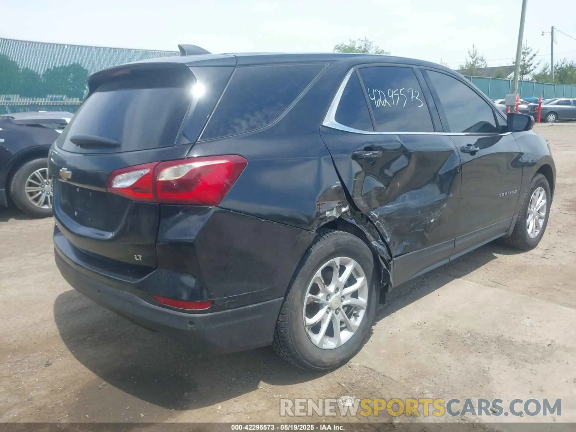 4 Photograph of a damaged car 2GNAXJEV9L6127505 CHEVROLET EQUINOX 2020