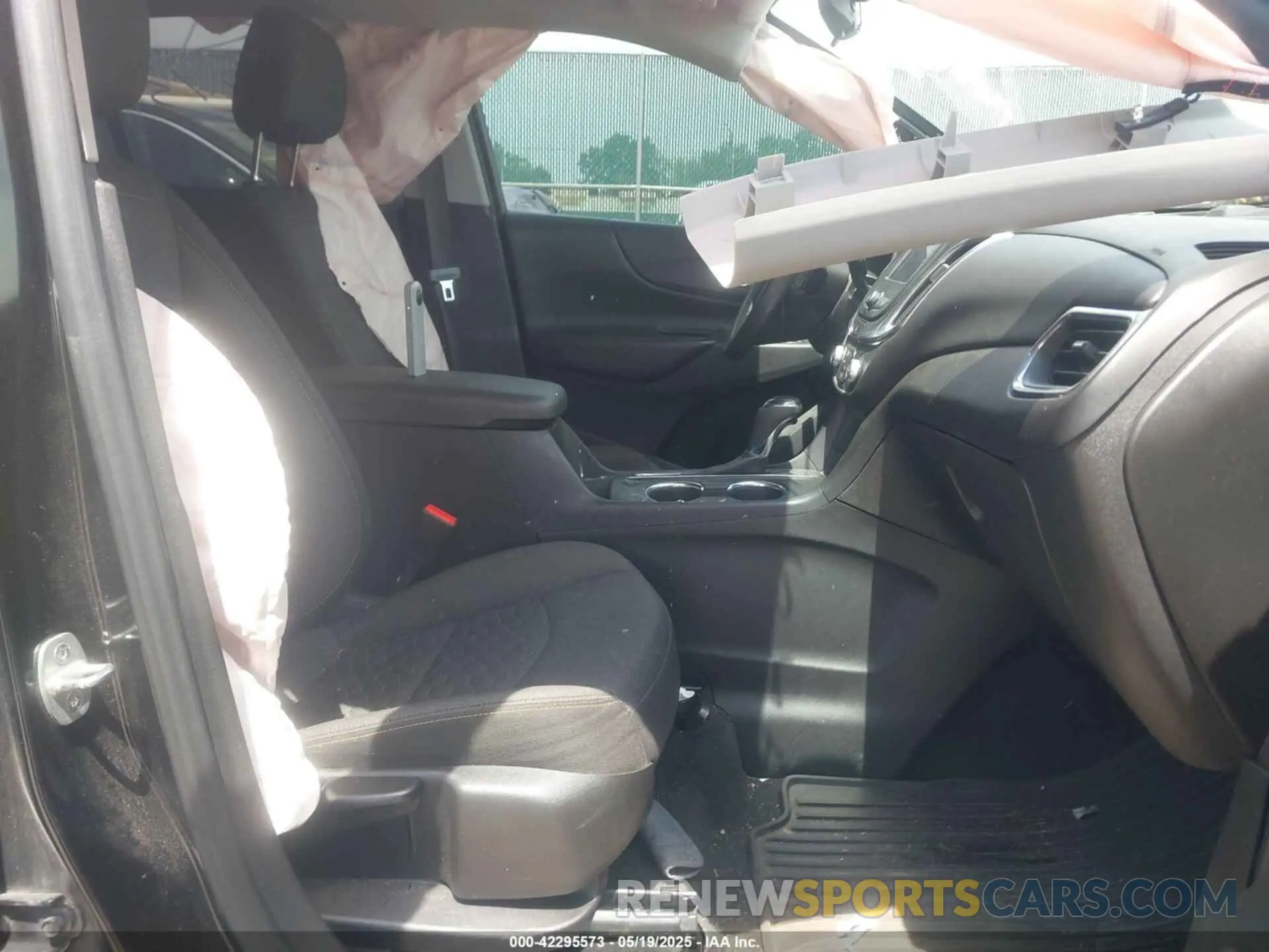 5 Photograph of a damaged car 2GNAXJEV9L6127505 CHEVROLET EQUINOX 2020