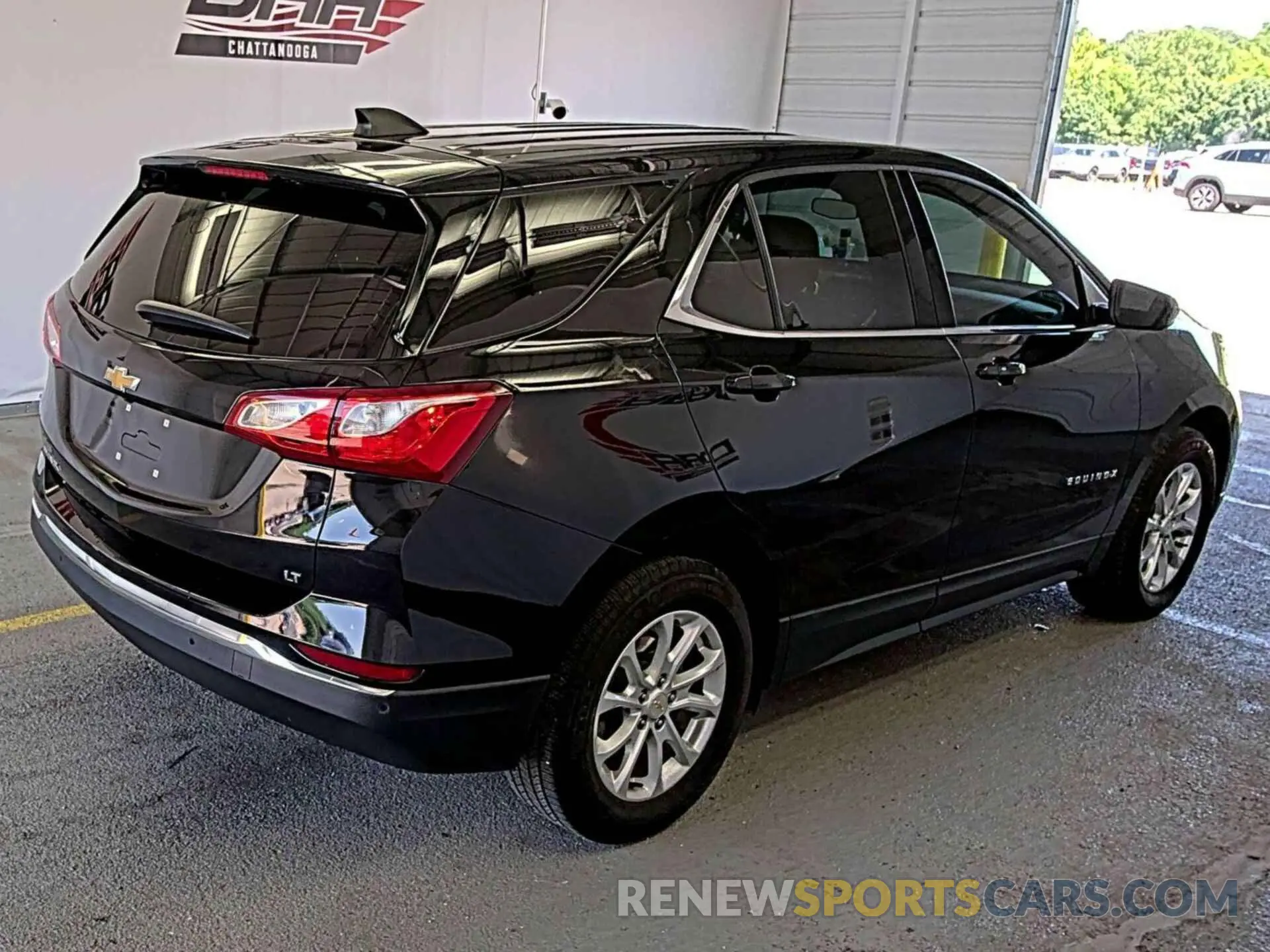 32 Photograph of a damaged car 2GNAXJEV9L6154610 CHEVROLET EQUINOX 2020