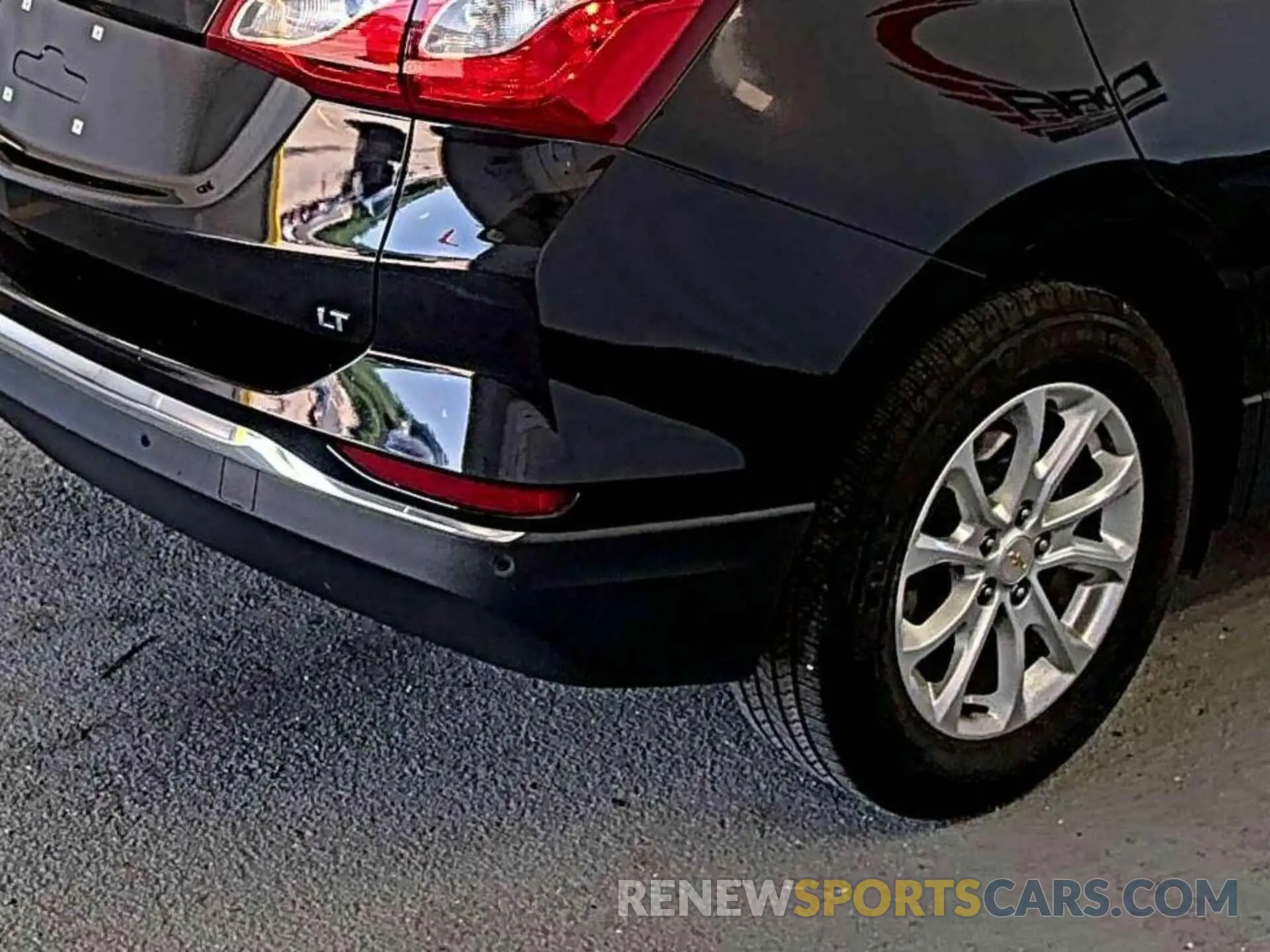 8 Photograph of a damaged car 2GNAXJEV9L6154610 CHEVROLET EQUINOX 2020