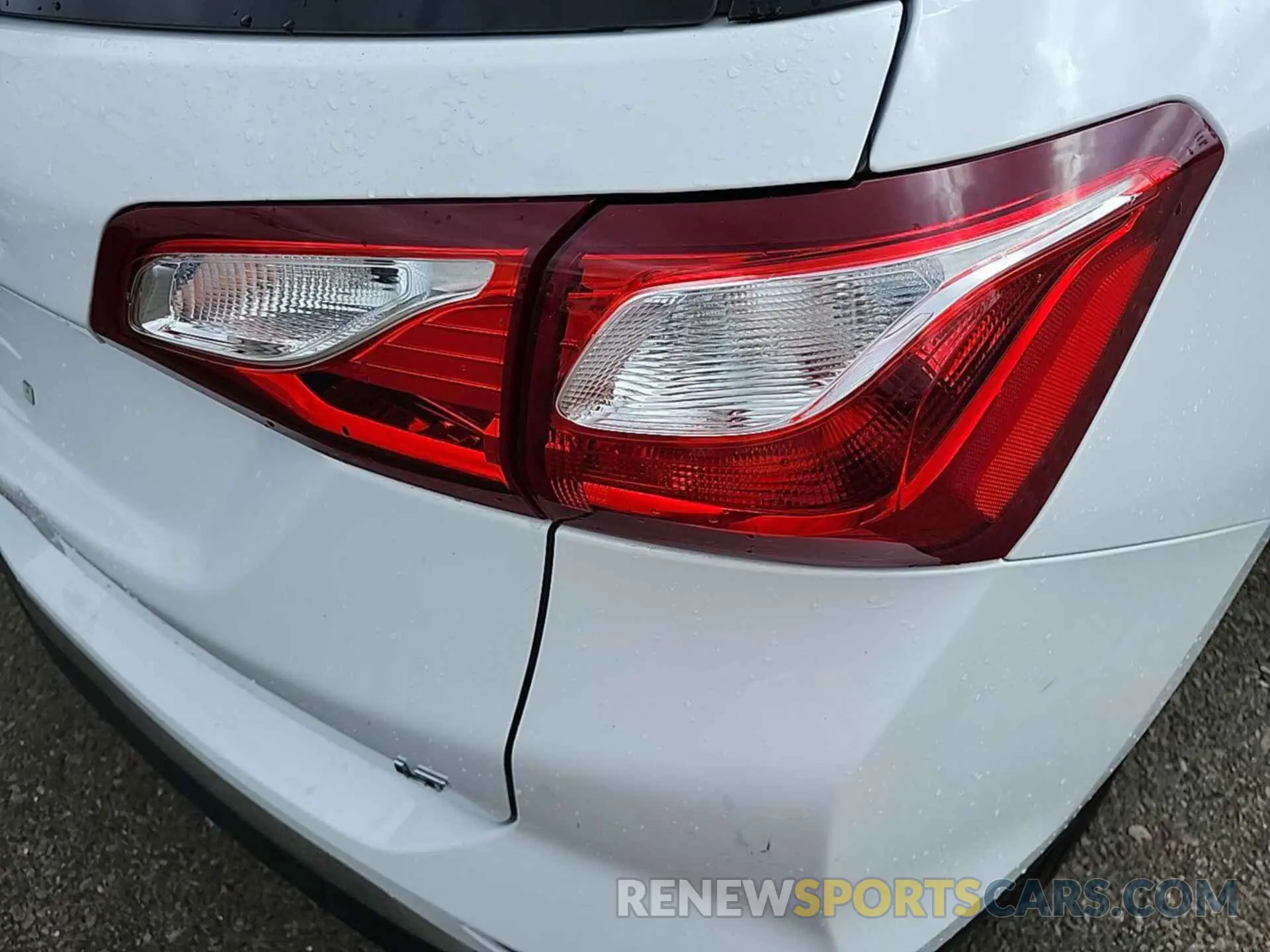 28 Photograph of a damaged car 2GNAXJEV9L6232108 CHEVROLET EQUINOX 2020