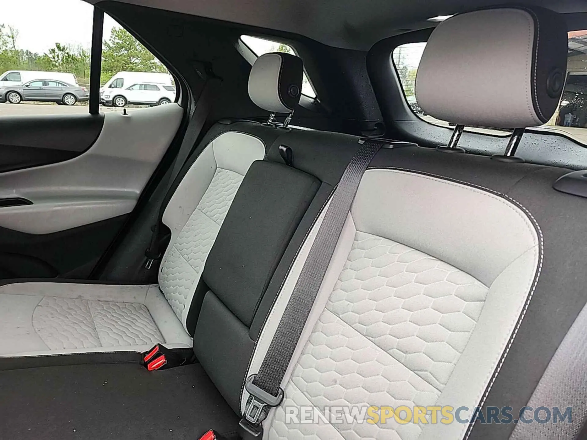 4 Photograph of a damaged car 2GNAXJEV9L6232108 CHEVROLET EQUINOX 2020