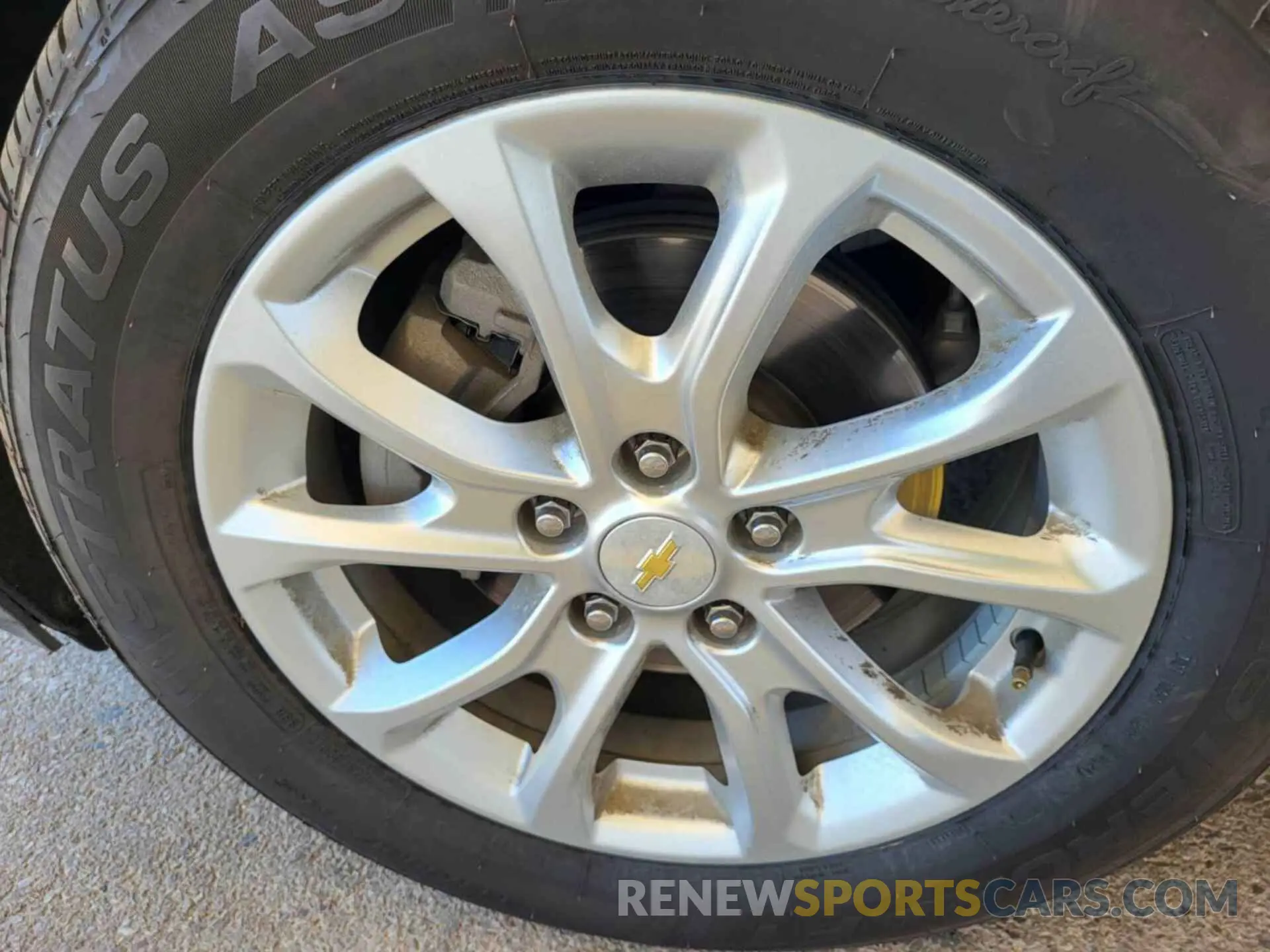 24 Photograph of a damaged car 2GNAXJEV9L6233159 CHEVROLET EQUINOX 2020