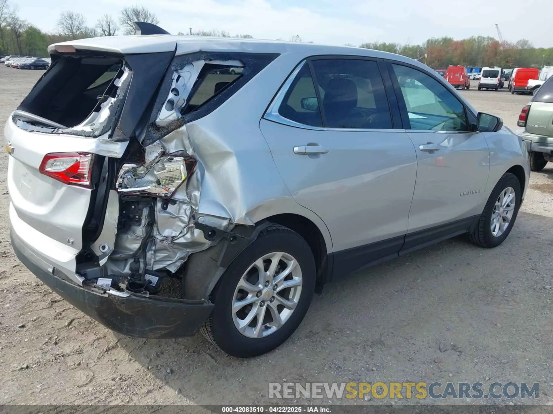 4 Photograph of a damaged car 2GNAXJEVXL6132843 CHEVROLET EQUINOX 2020