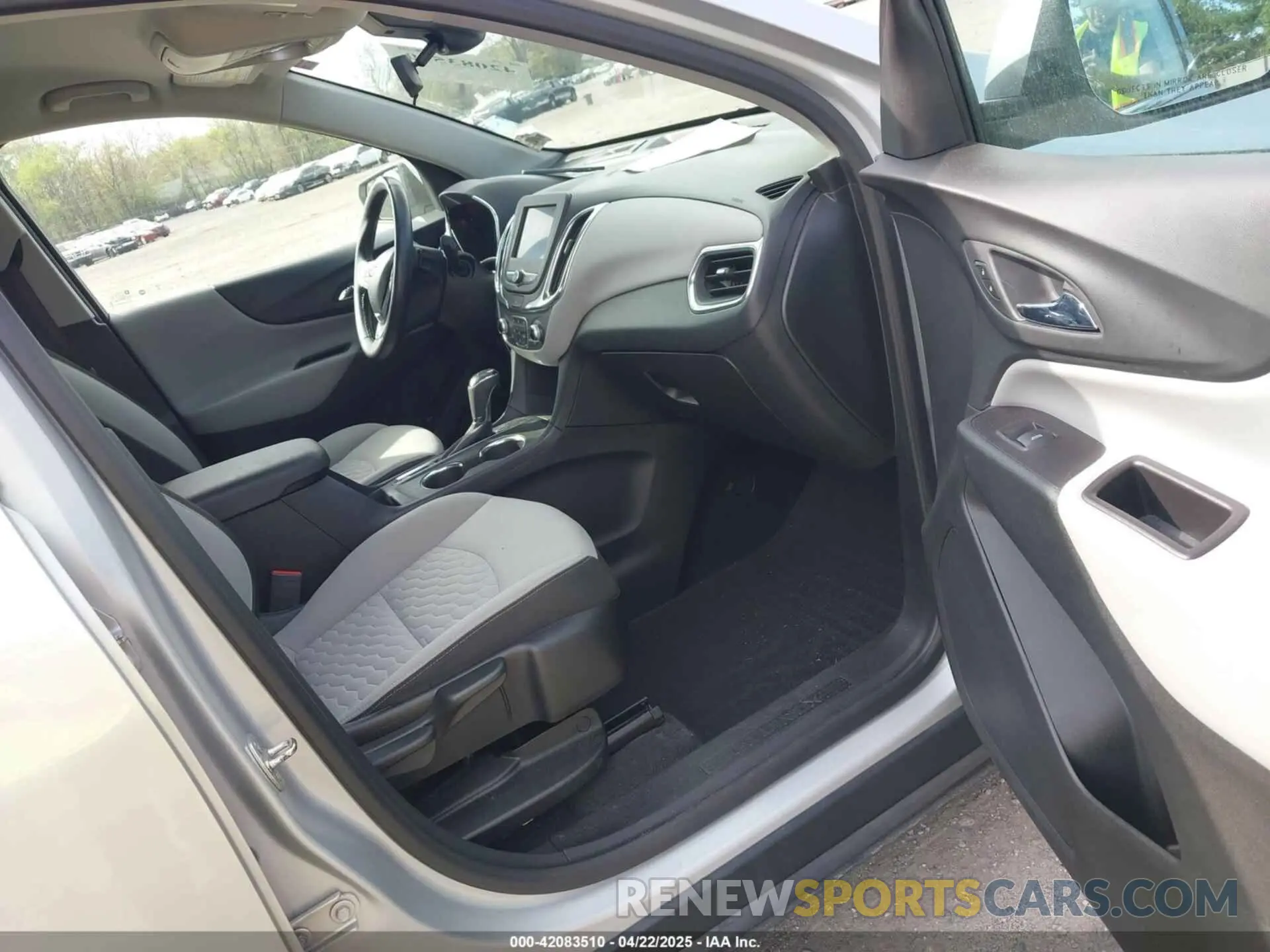 5 Photograph of a damaged car 2GNAXJEVXL6132843 CHEVROLET EQUINOX 2020