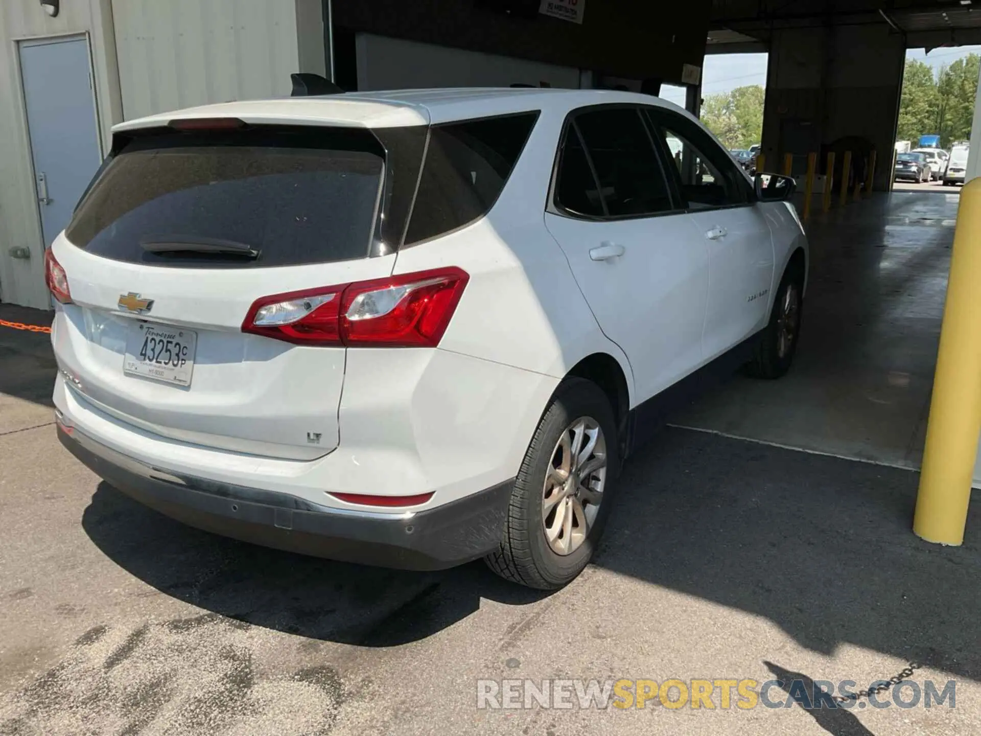 8 Photograph of a damaged car 2GNAXJEVXL6157547 CHEVROLET EQUINOX 2020