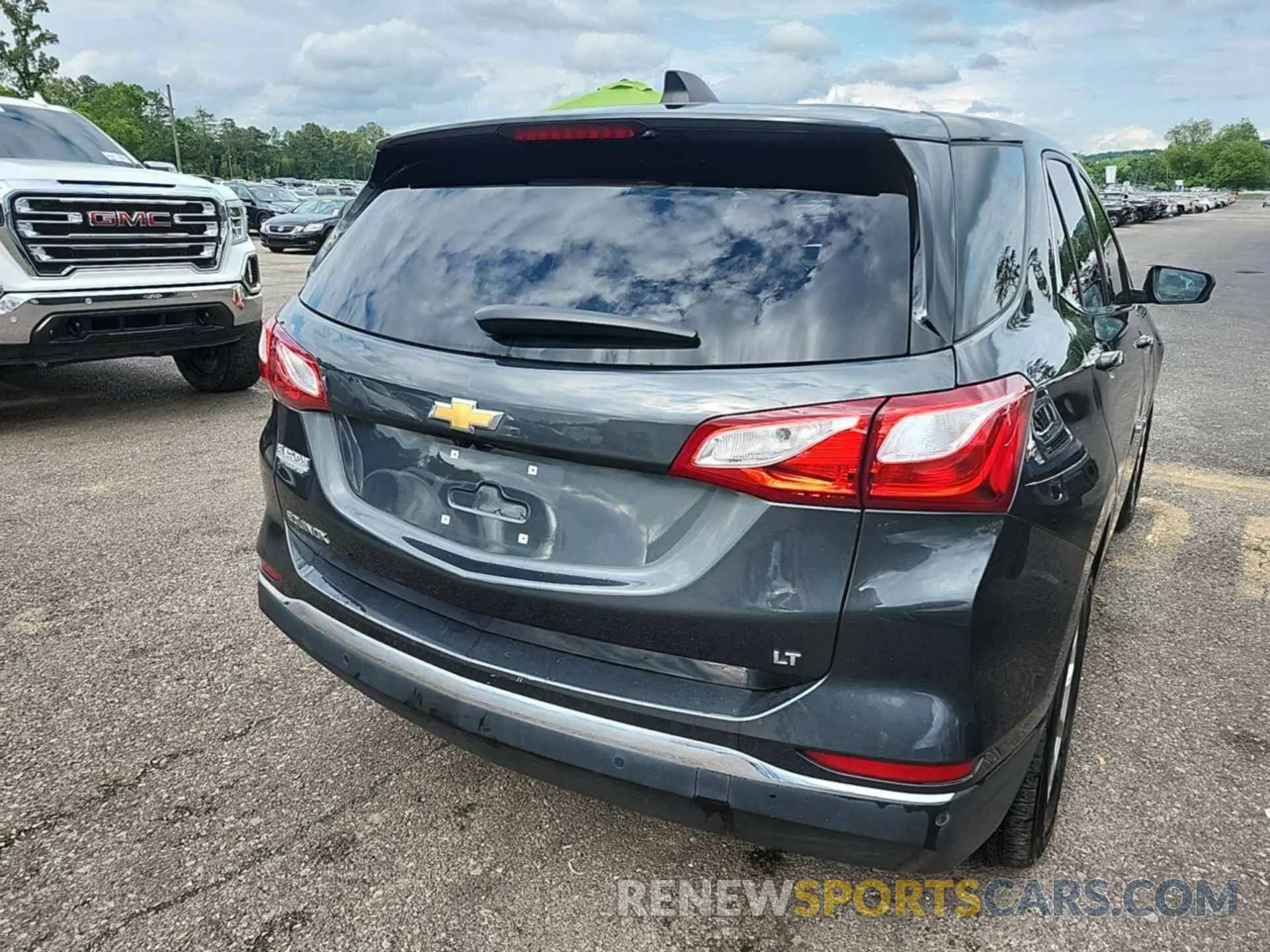 18 Photograph of a damaged car 2GNAXJEVXL6157774 CHEVROLET EQUINOX 2020