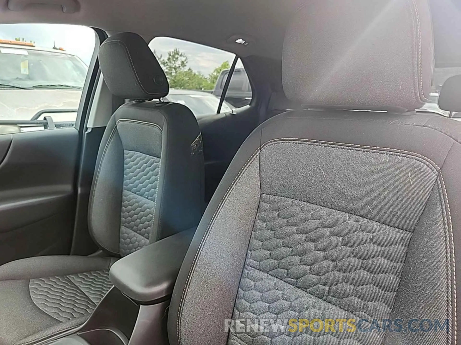 6 Photograph of a damaged car 2GNAXJEVXL6157774 CHEVROLET EQUINOX 2020