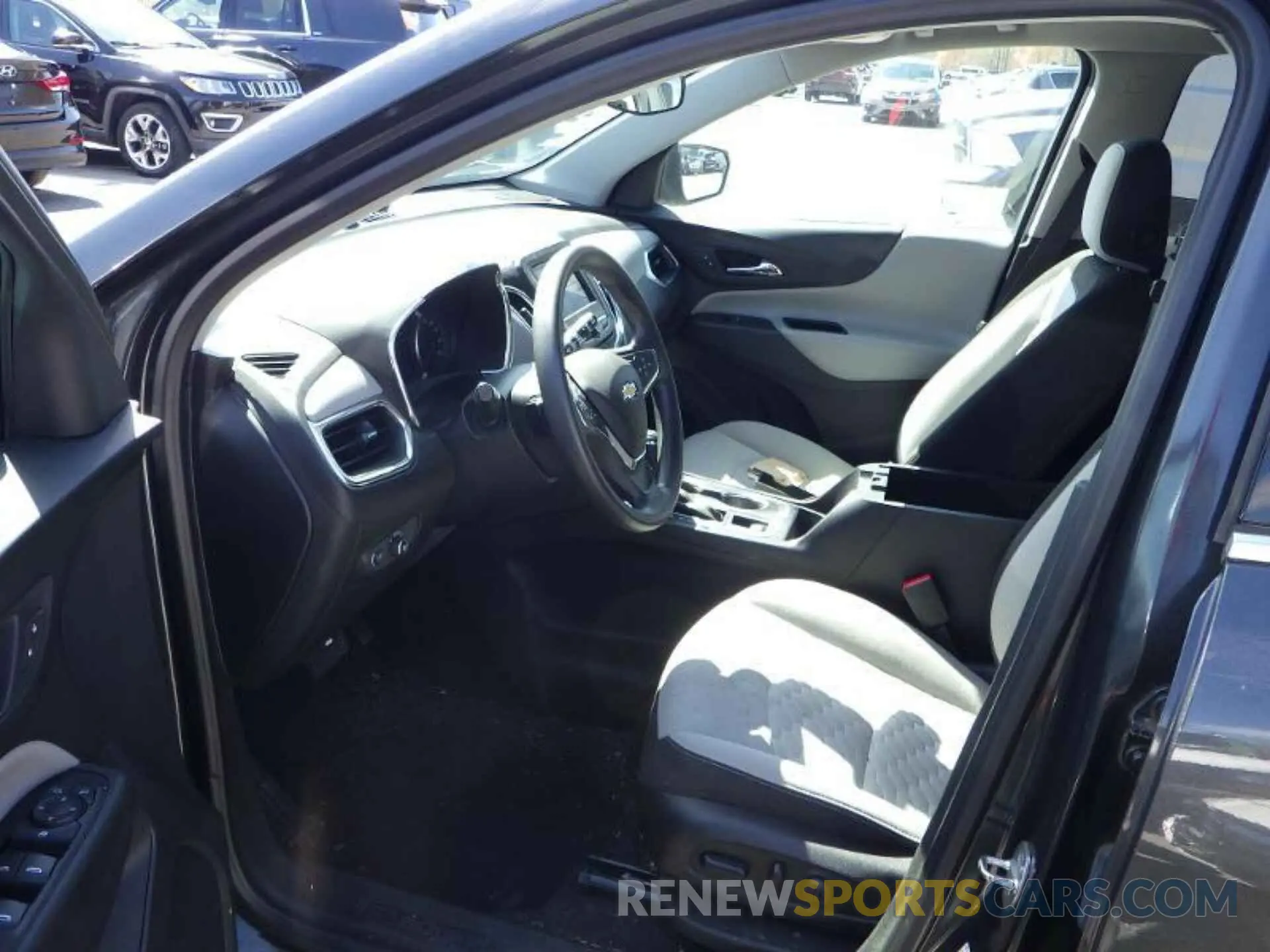 17 Photograph of a damaged car 2GNAXJEVXL6175076 CHEVROLET EQUINOX 2020