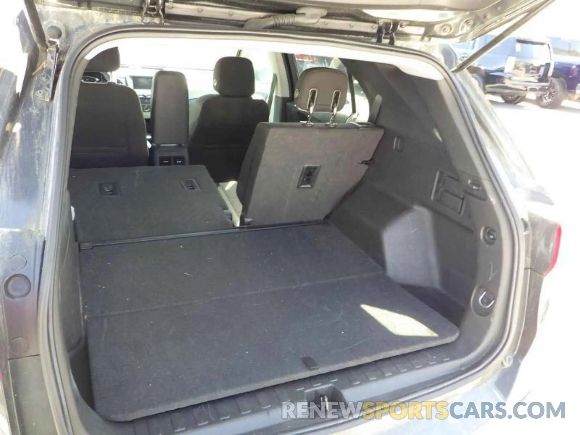 18 Photograph of a damaged car 2GNAXJEVXL6175076 CHEVROLET EQUINOX 2020