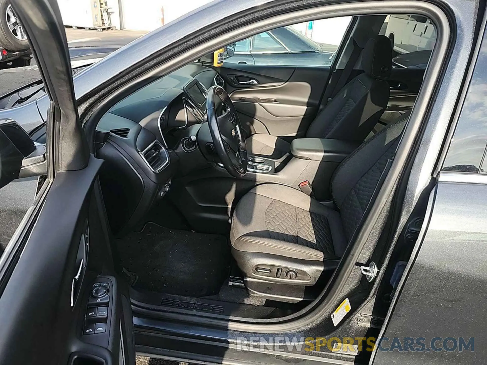 21 Photograph of a damaged car 2GNAXJEVXL6232943 CHEVROLET EQUINOX 2020