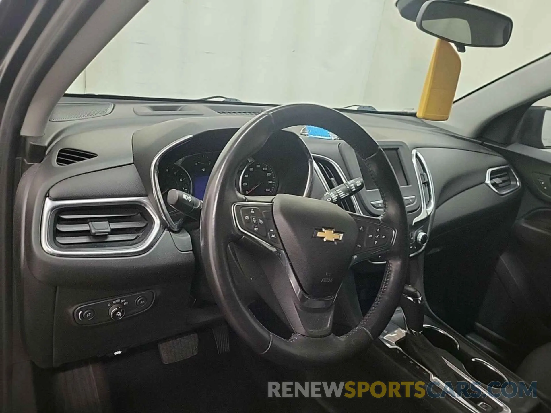 4 Photograph of a damaged car 2GNAXJEVXL6235406 CHEVROLET EQUINOX 2020