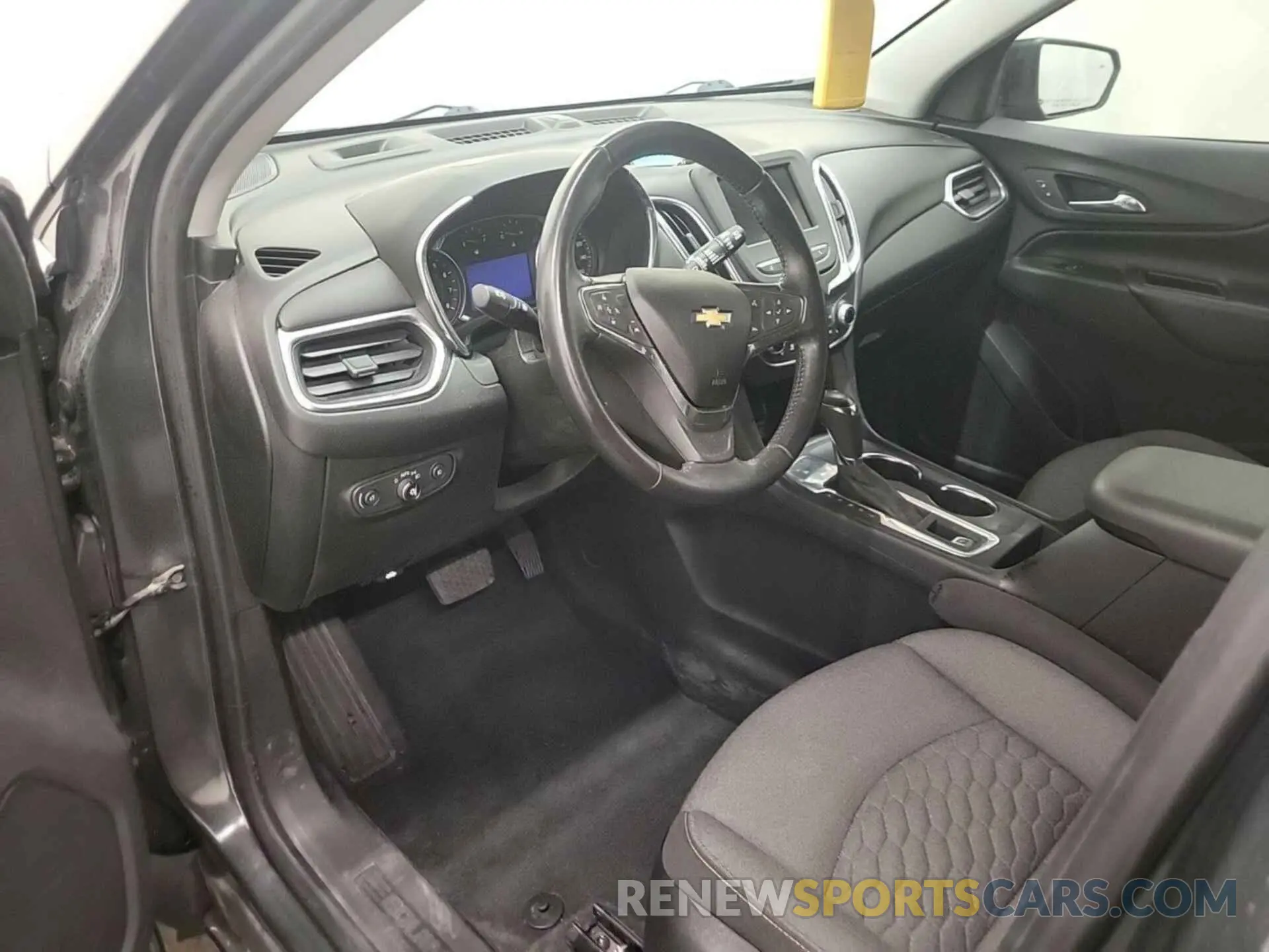 6 Photograph of a damaged car 2GNAXJEVXL6235406 CHEVROLET EQUINOX 2020
