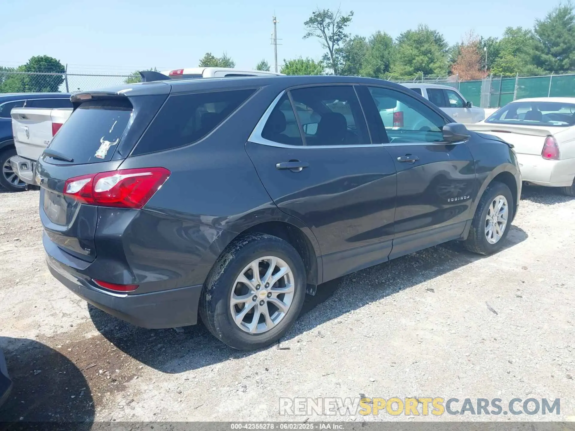 4 Photograph of a damaged car 2GNAXKEV1L6236885 CHEVROLET EQUINOX 2020