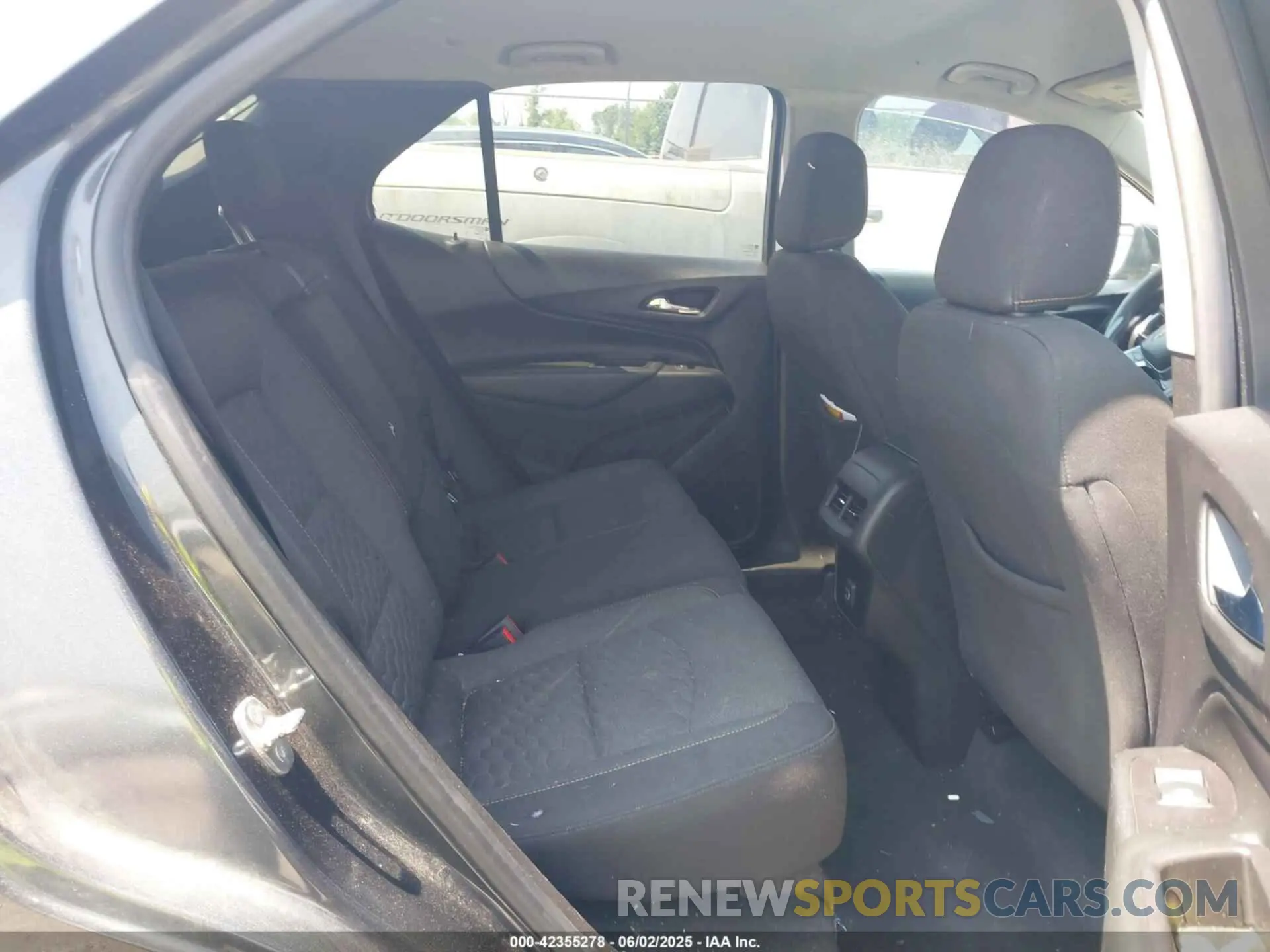 8 Photograph of a damaged car 2GNAXKEV1L6236885 CHEVROLET EQUINOX 2020