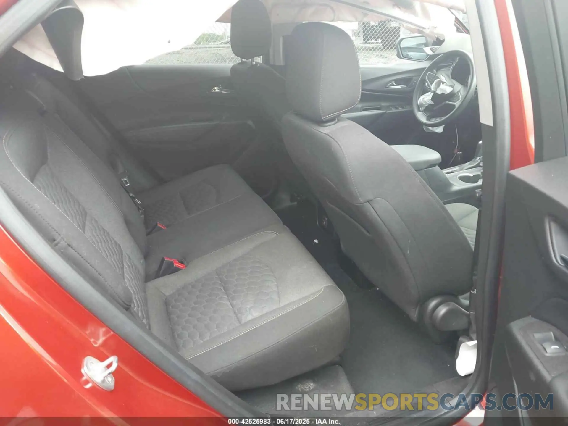8 Photograph of a damaged car 2GNAXKEV2L6132034 CHEVROLET EQUINOX 2020