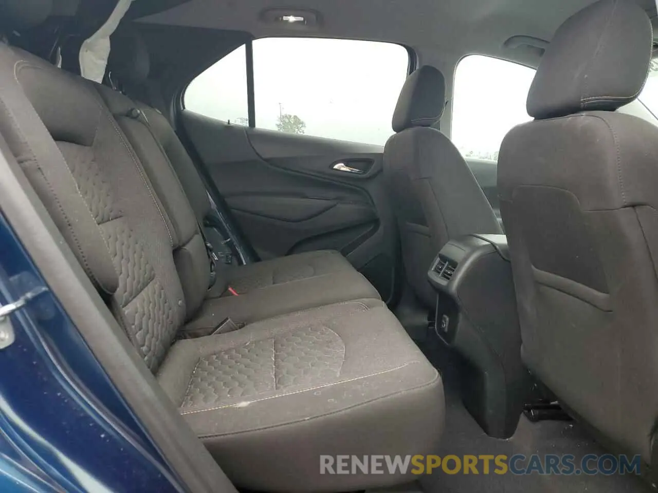 11 Photograph of a damaged car 2GNAXKEV2L6135676 CHEVROLET EQUINOX 2020