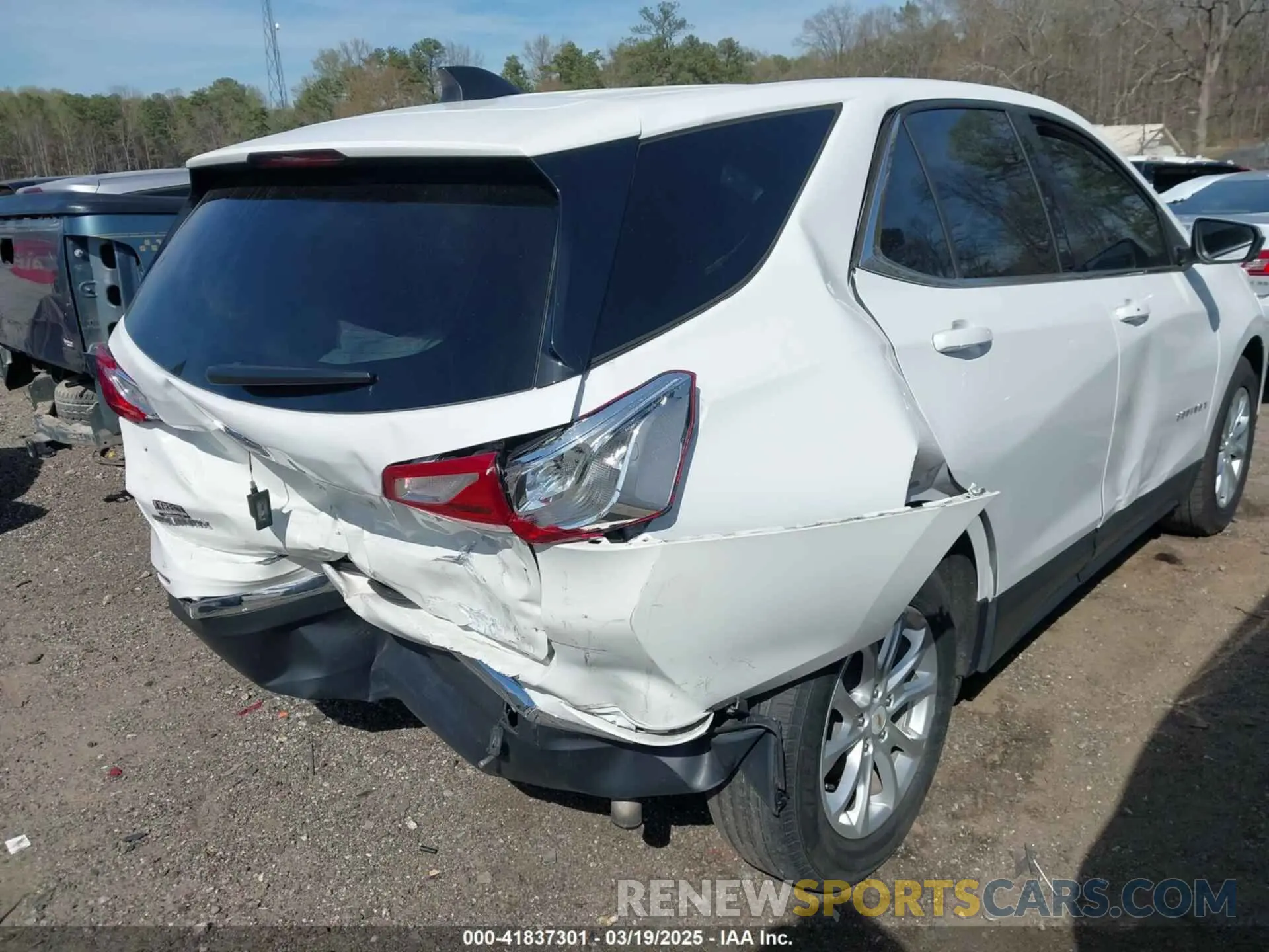 4 Photograph of a damaged car 2GNAXKEV2L6170198 CHEVROLET EQUINOX 2020