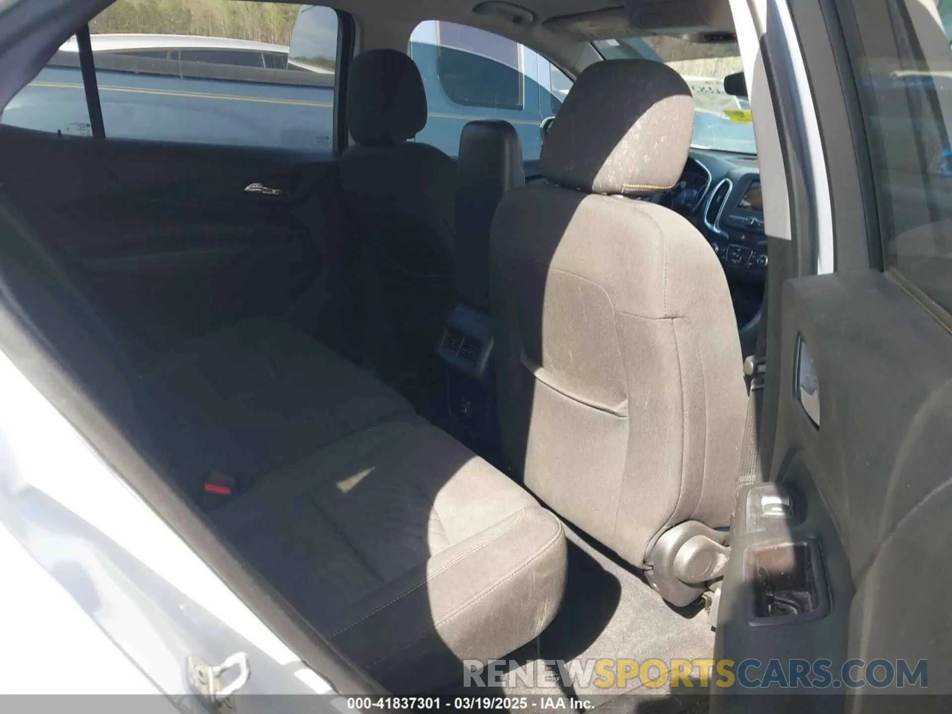 8 Photograph of a damaged car 2GNAXKEV2L6170198 CHEVROLET EQUINOX 2020