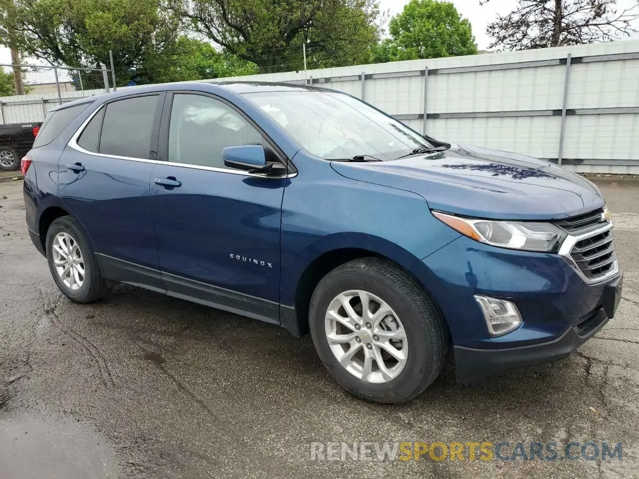 4 Photograph of a damaged car 2GNAXKEV2L6250598 CHEVROLET EQUINOX 2020
